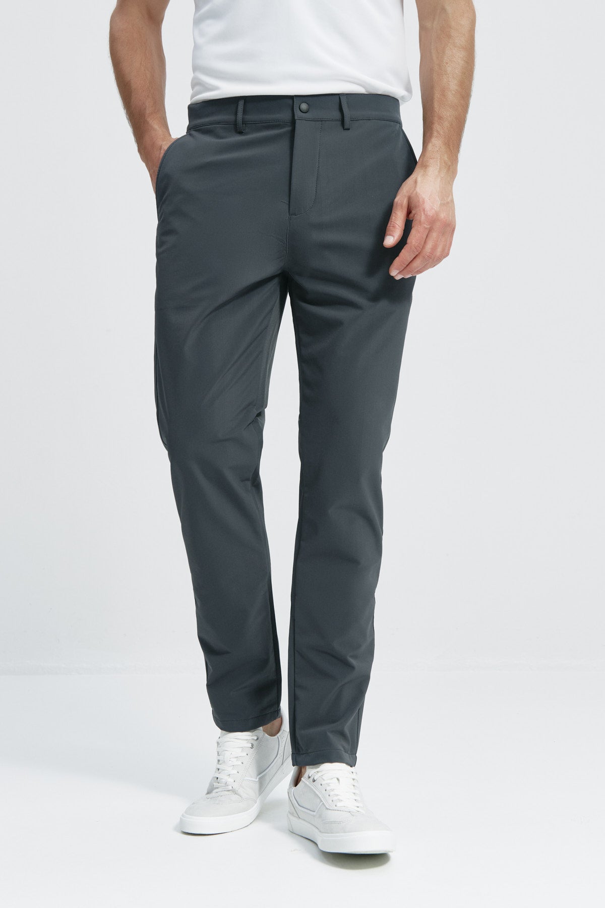 Pantalón para hombre gris: Pantalón chino regular gris para hombre con tecnología termorreguladora Coolmax. Foto de frente.