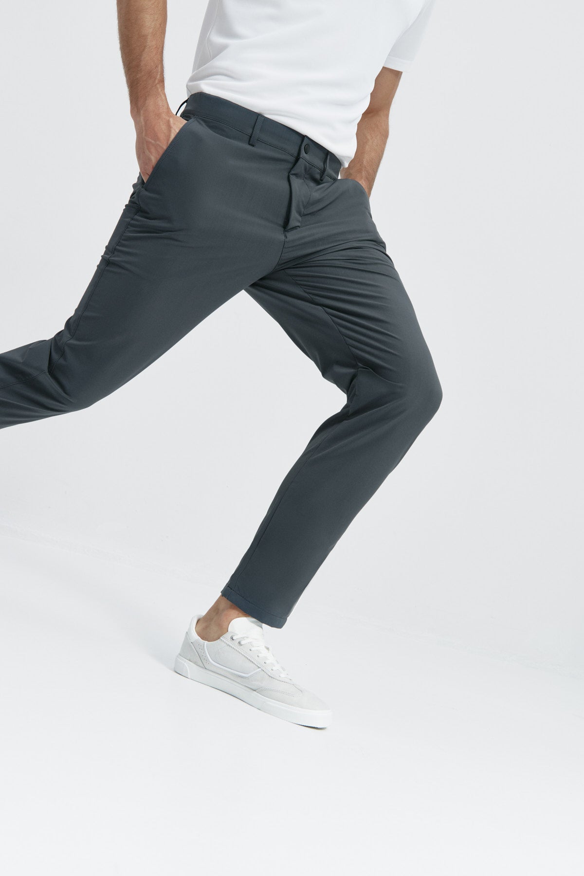 Pantalón para hombre gris: Pantalón chino regular gris para hombre con tecnología termorreguladora Coolmax. Foto flexibilidad.