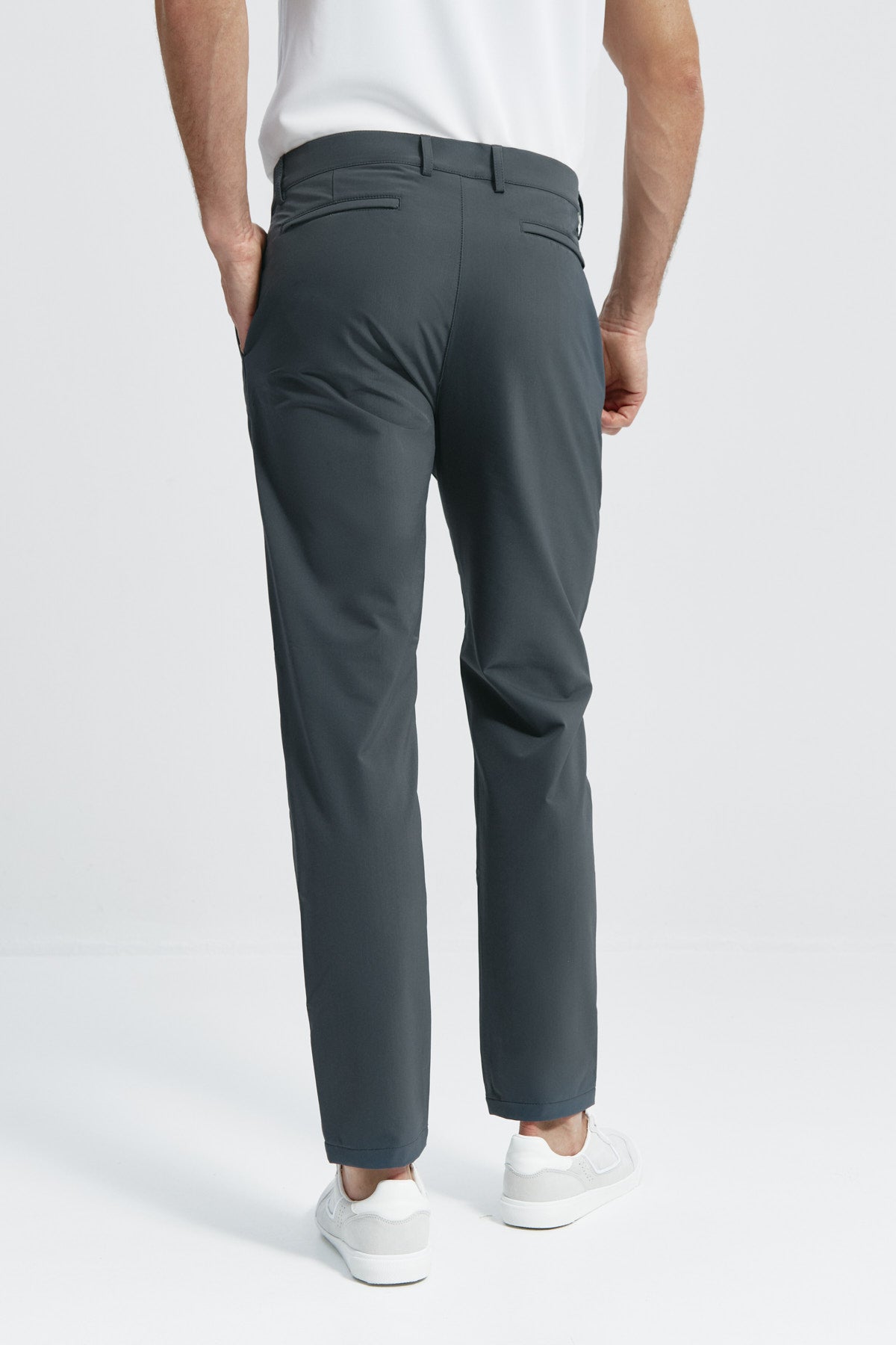 Pantalón para hombre gris: Pantalón chino regular gris para hombre con tecnología termorreguladora Coolmax. Foto de espalda.