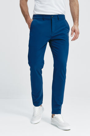 Pantalón para hombre azul marino: Pantalón chino slim azul marino para hombre con tecnología termorreguladora Coolmax. Foto de frente.