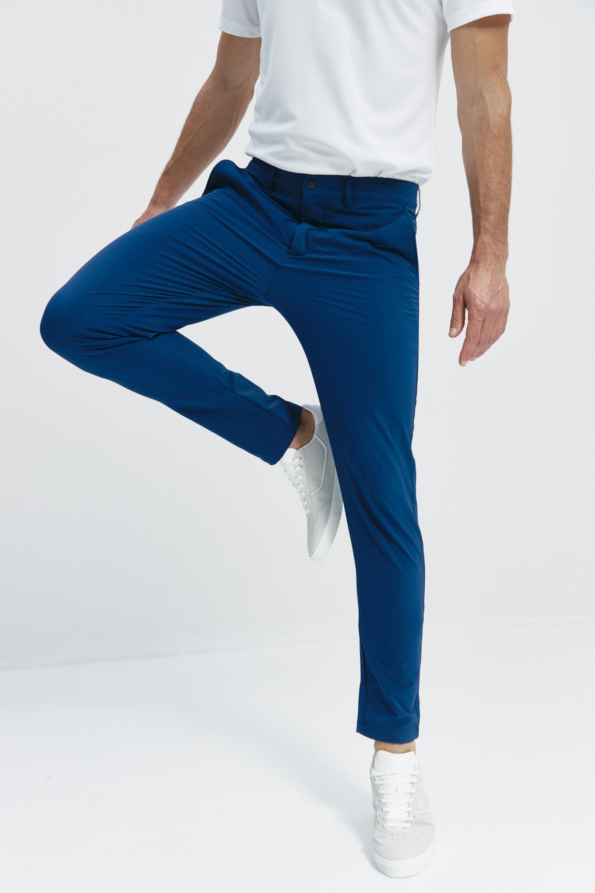 Pantalón para hombre azul marino: Pantalón chino slim azul marino para hombre con tecnología termorreguladora Coolmax. Foto flexibilidad.