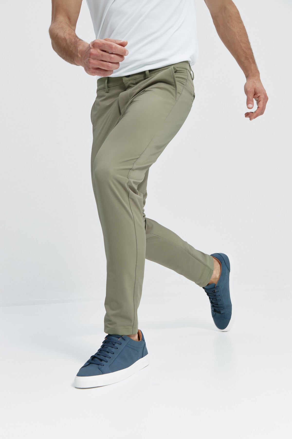 Pantalón de hombre que realza la figura y proporciona total libertad de movimiento.. Foto flexibilidad.