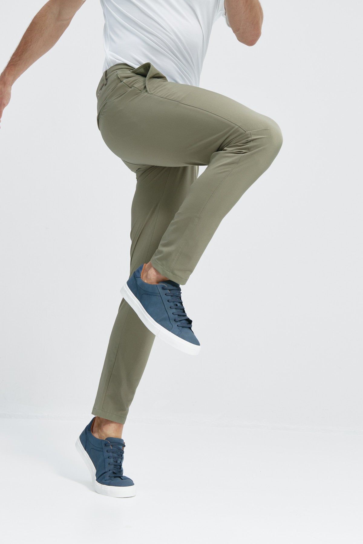 Pantalón de mujer: Pantalón de mujer que realza la figura y proporciona total libertad de movimiento. Foto flexibilidad.
