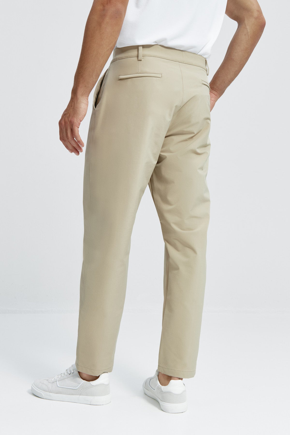 Pantalón chino regular beige para hombre con tecnología termorreguladora Coolmax. Foto espalda
