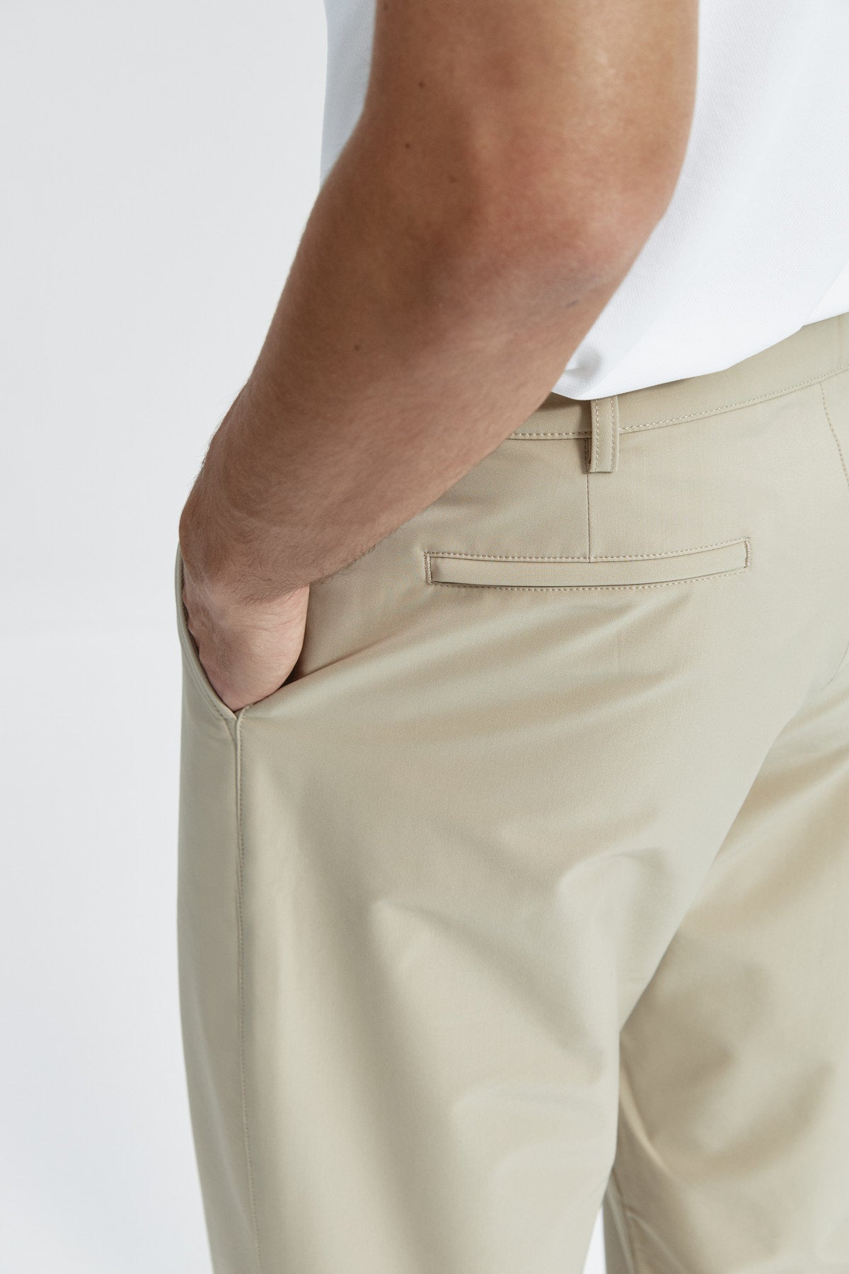 Pantalón chino regular beige para hombre con tecnología termorreguladora Coolmax. Foto detalle
