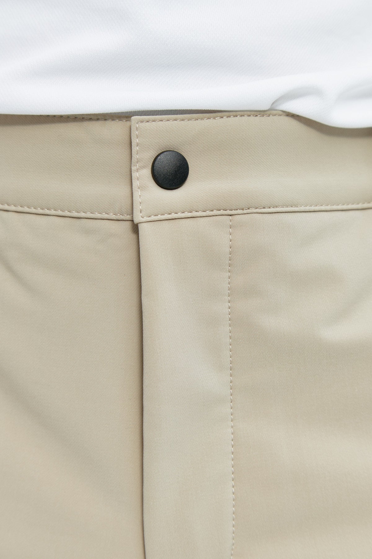 Pantalón chino regular beige para hombre con tecnología termorreguladora Coolmax. Foto detalle