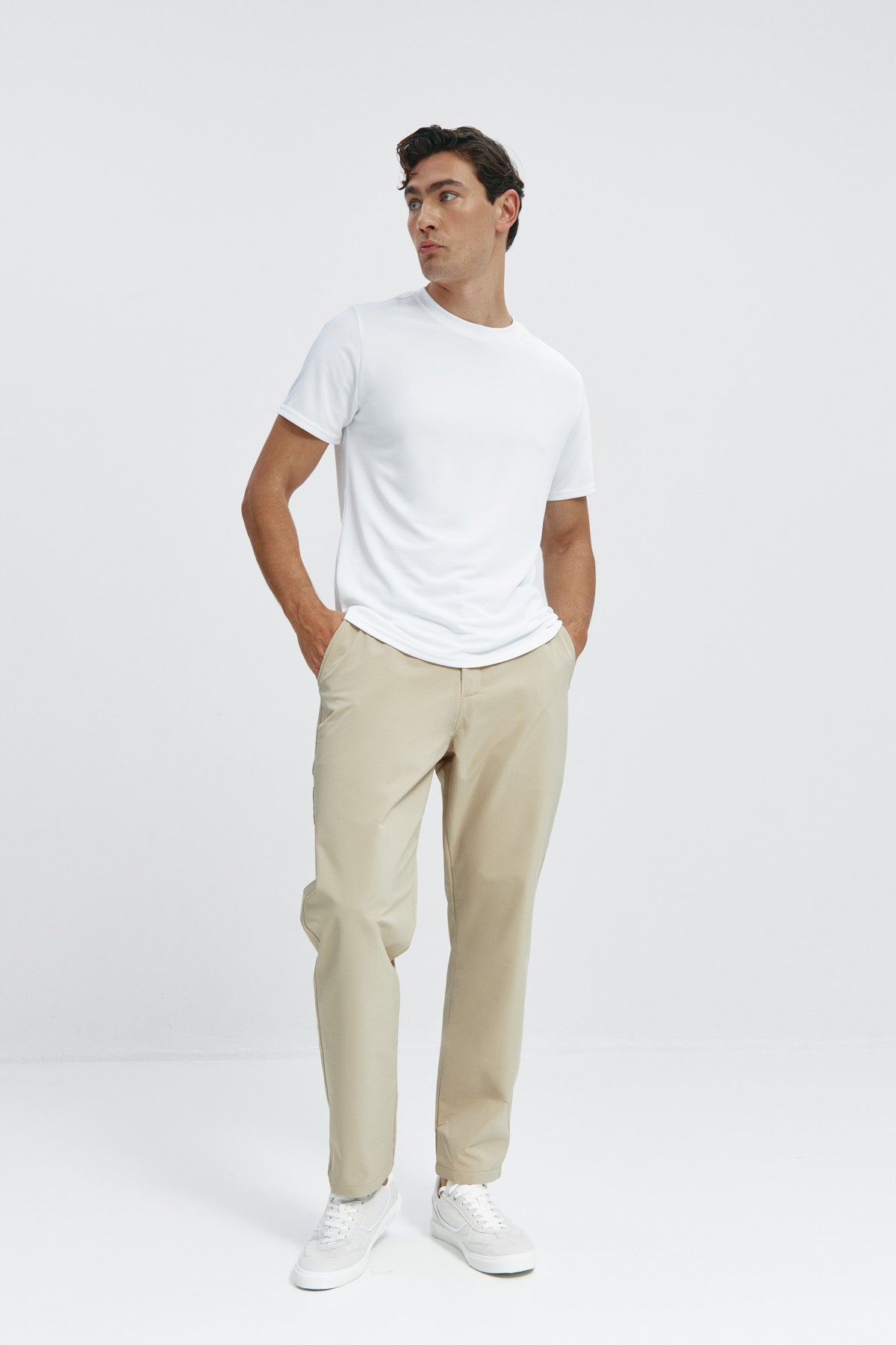 Pantalón chino regular beige para hombre con tecnología termorreguladora Coolmax. Foto cuerpo entero