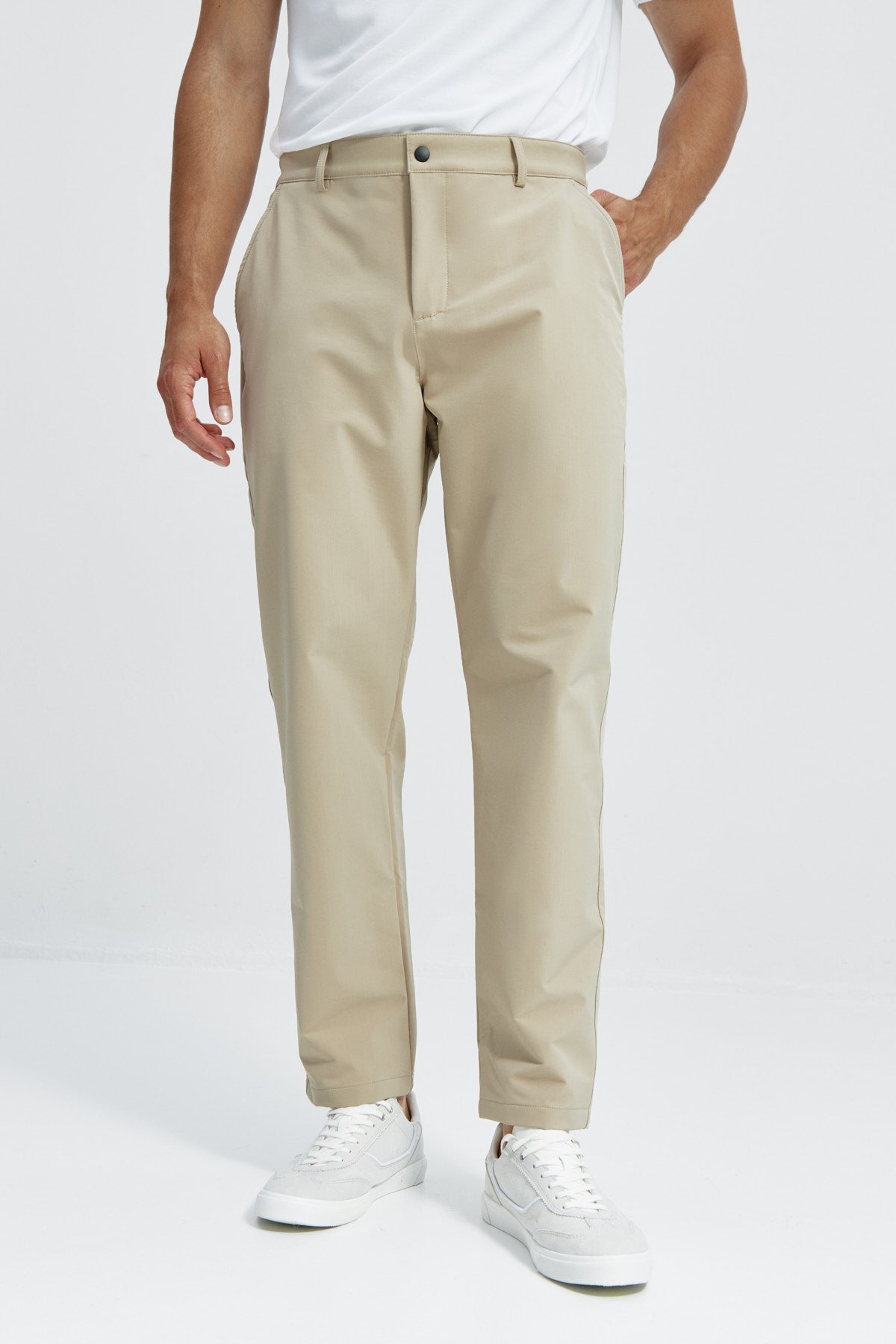Pantalón chino regular beige para hombre con tecnología termorreguladora Coolmax. Foto frente