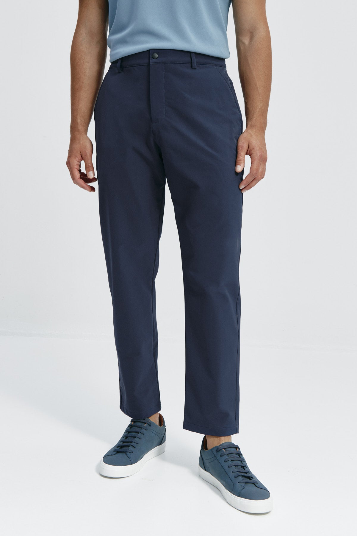Pantalón chino regular azul marino para hombre con tecnología termorreguladora Coolmax. Foto frente