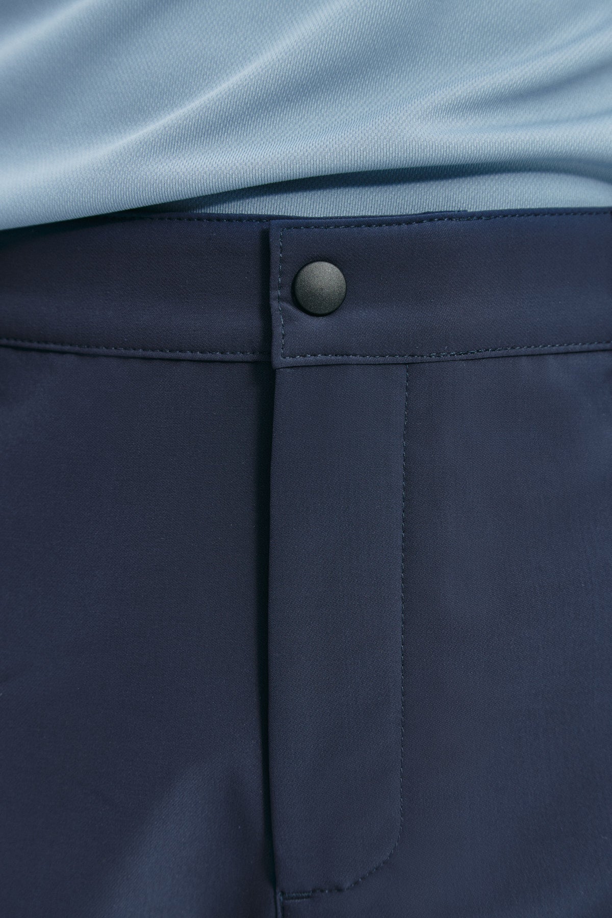 Pantalón chino regular azul marino para hombre con tecnología termorreguladora Coolmax. Foto detalle