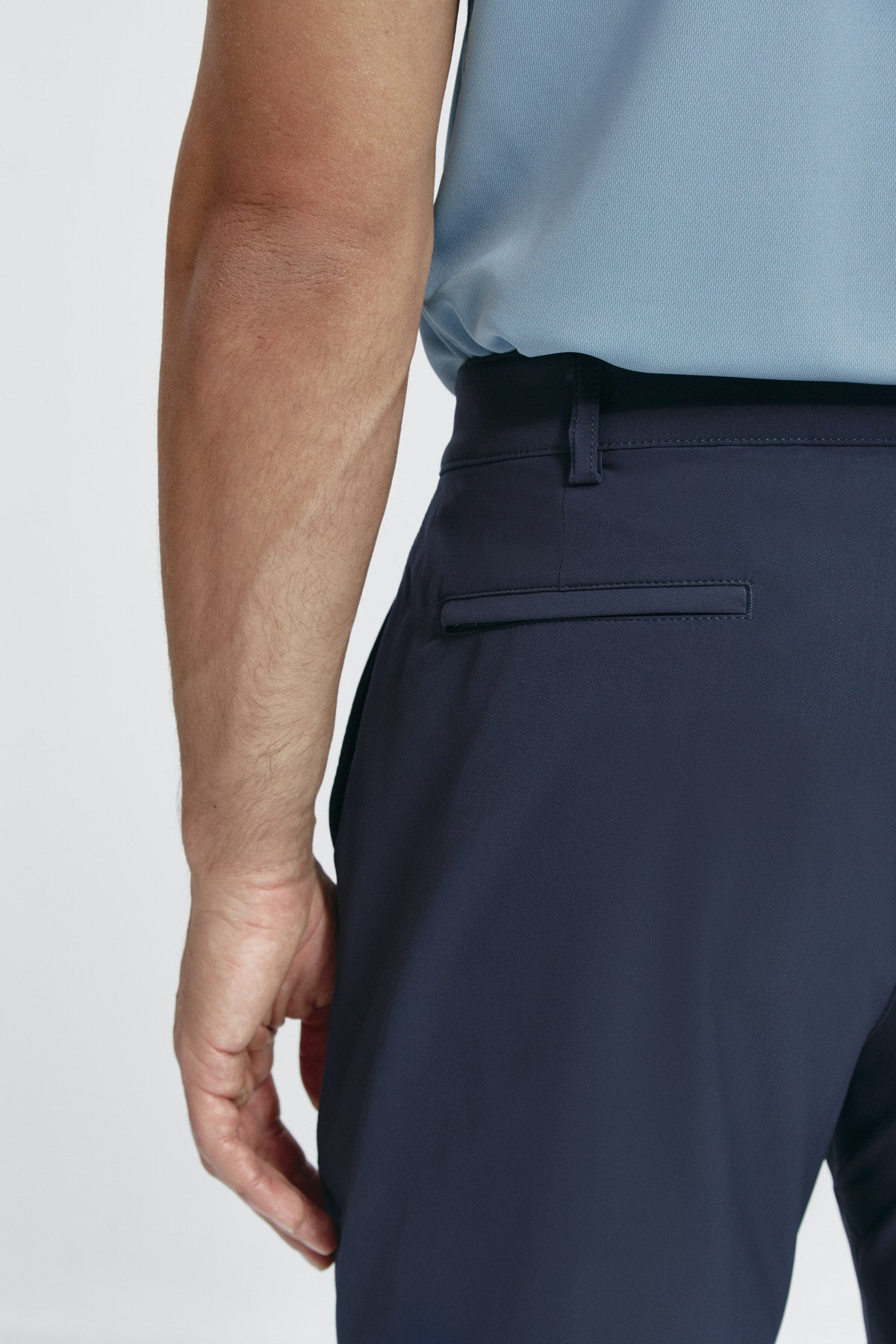 Pantalón chino regular azul marino para hombre con tecnología termorreguladora Coolmax. Foto detalle