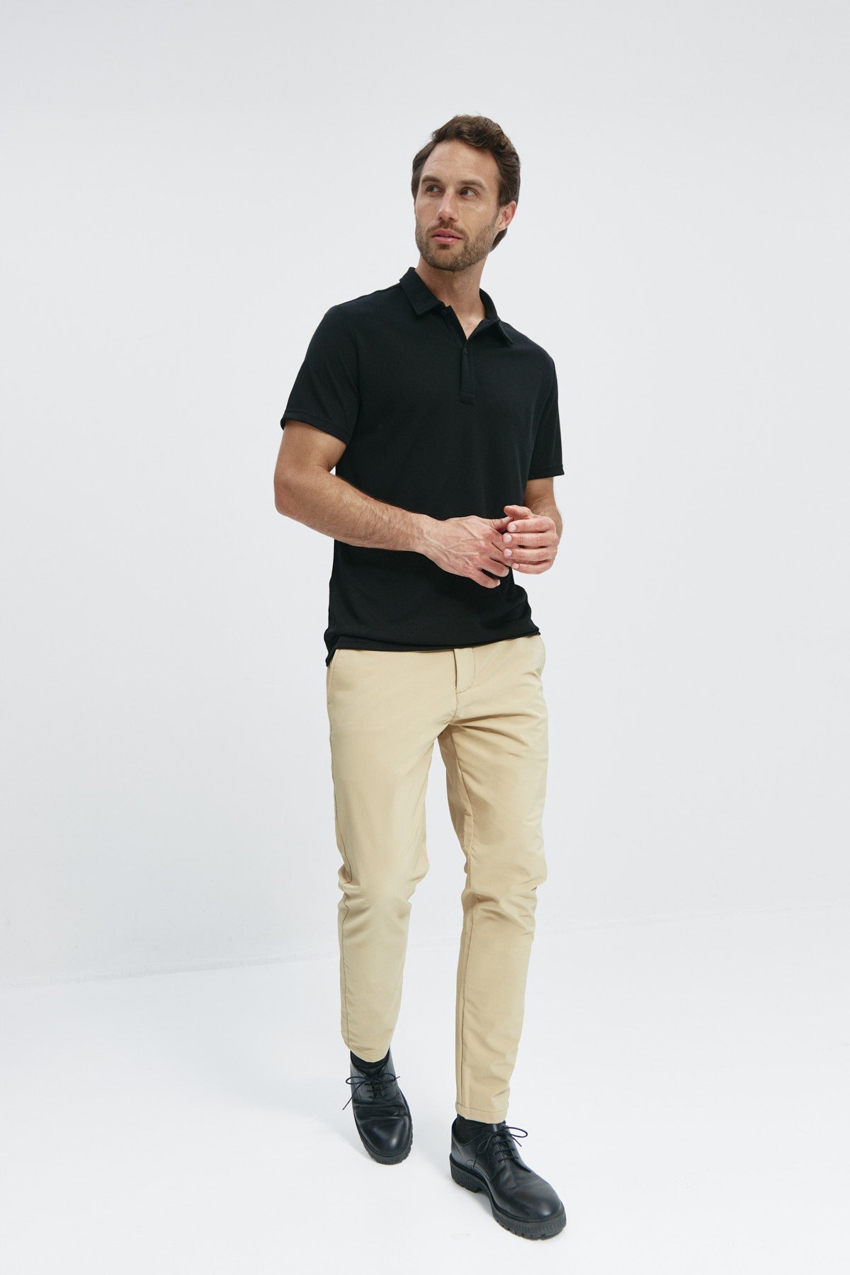 polo manga corta negro hombre look completo 