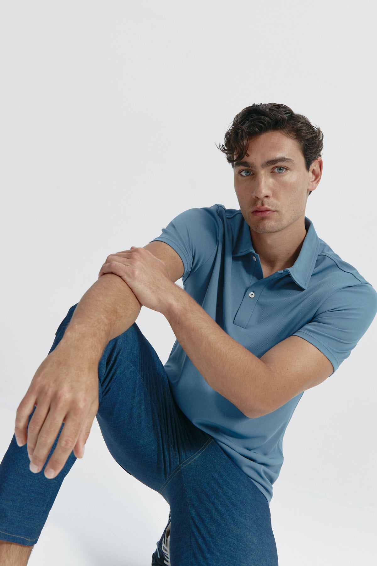 Polo manga corta para hombre en azul jacaranda de Sepiia, frescura y estilo para tu look casual. Foto flexibilidad