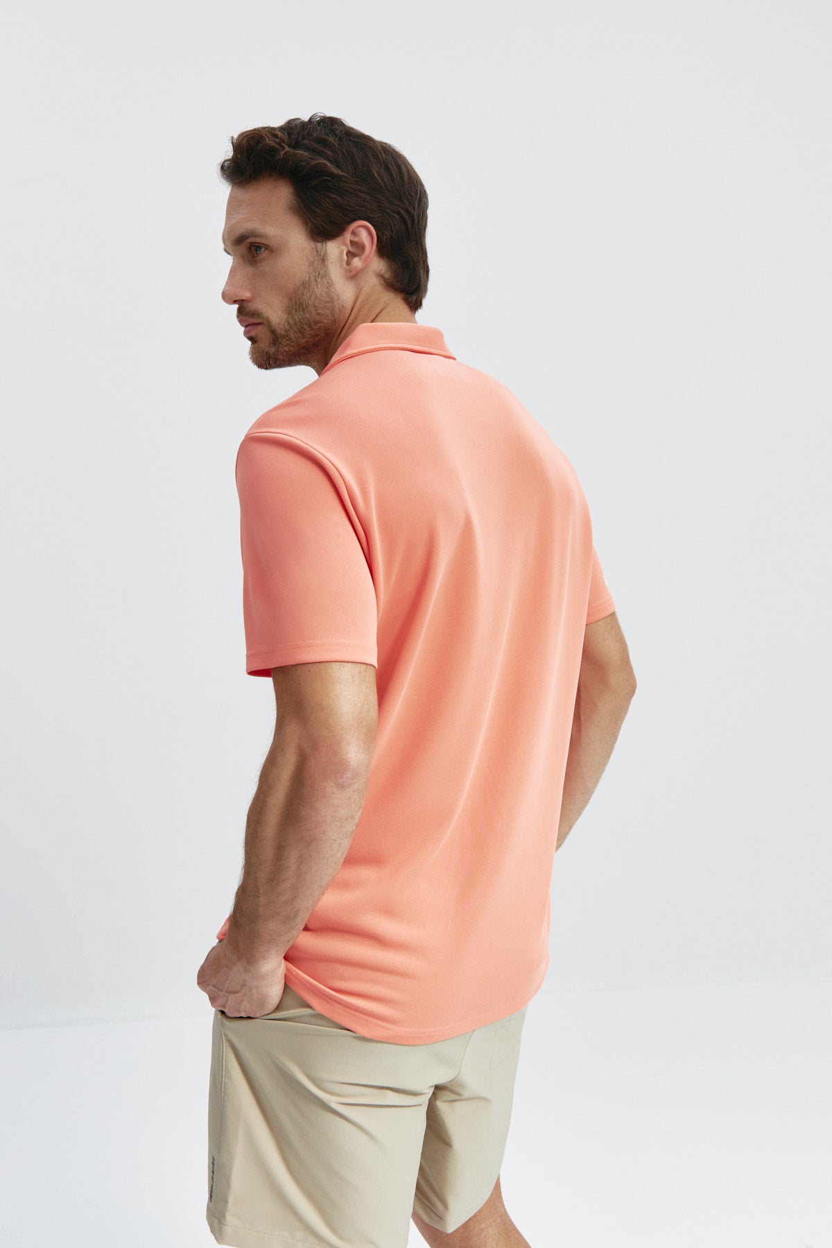 Polo manga corta para hombre en color coral de Sepiia, frescura y estilo para tu guardarropa. Foto espalda
