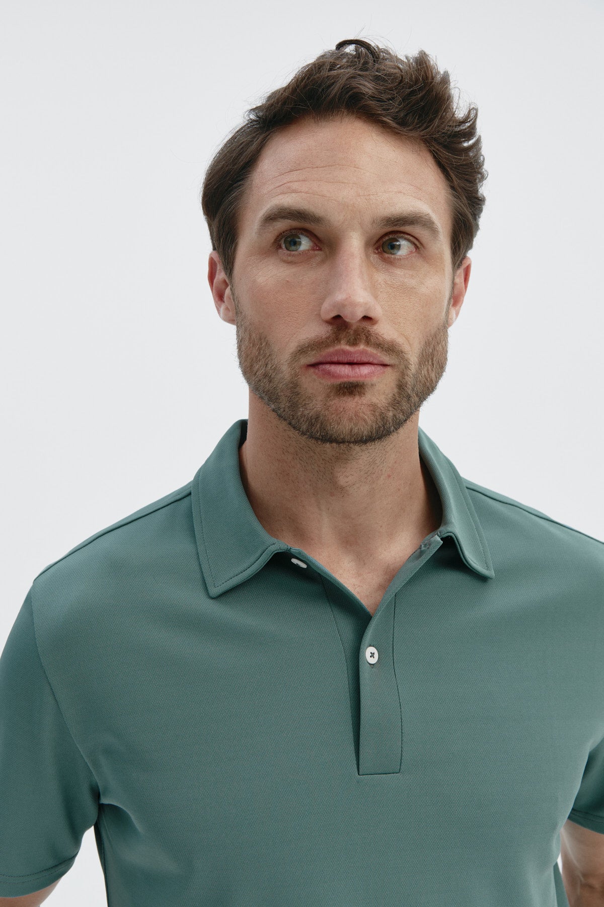 Polo manga corta para hombre en verde cecina de Sepiia, comodidad y estilo para cualquier ocasión. Foto retrato