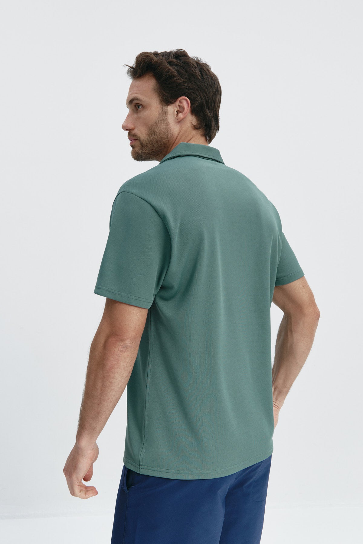 Polo manga corta para hombre en verde cecina de Sepiia, comodidad y estilo para cualquier ocasión. Foto espalda