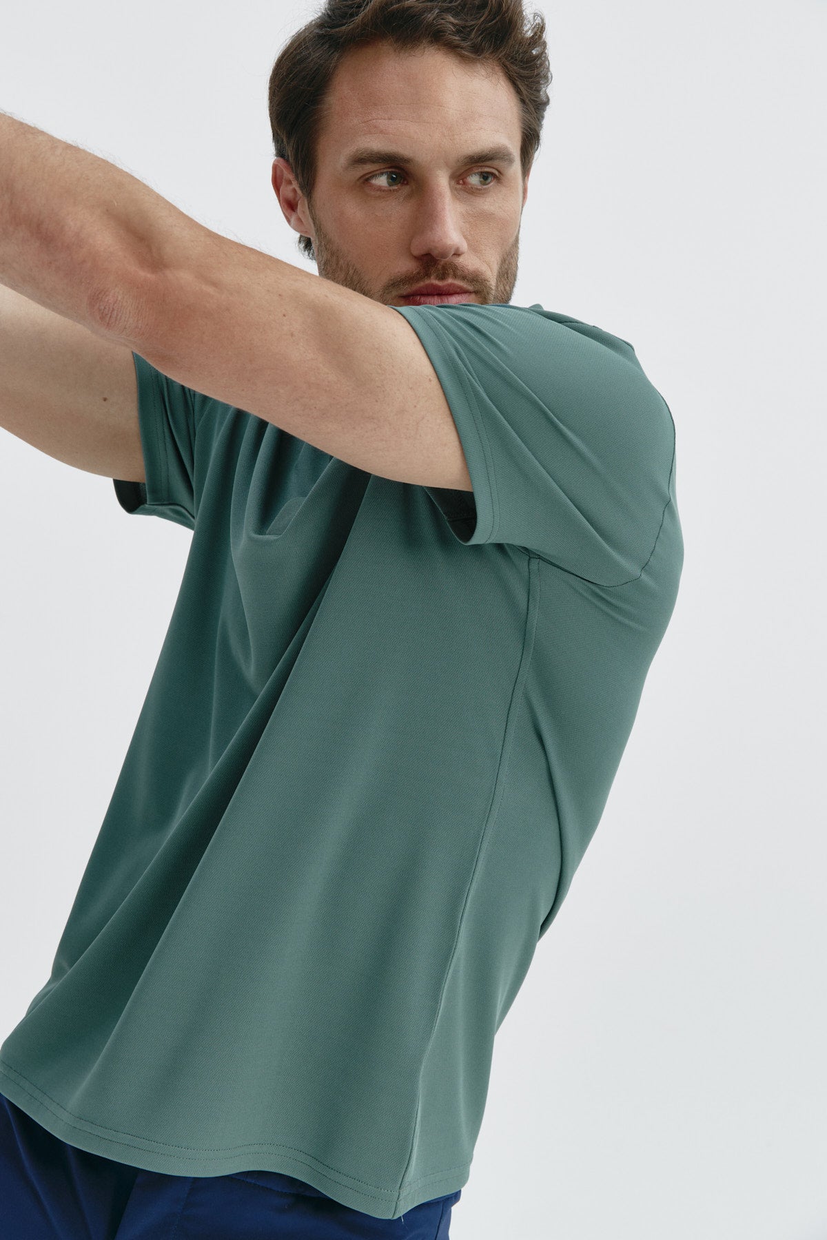 Polo manga corta para hombre en verde cecina de Sepiia, comodidad y estilo para cualquier ocasión. Foto flexibilidad