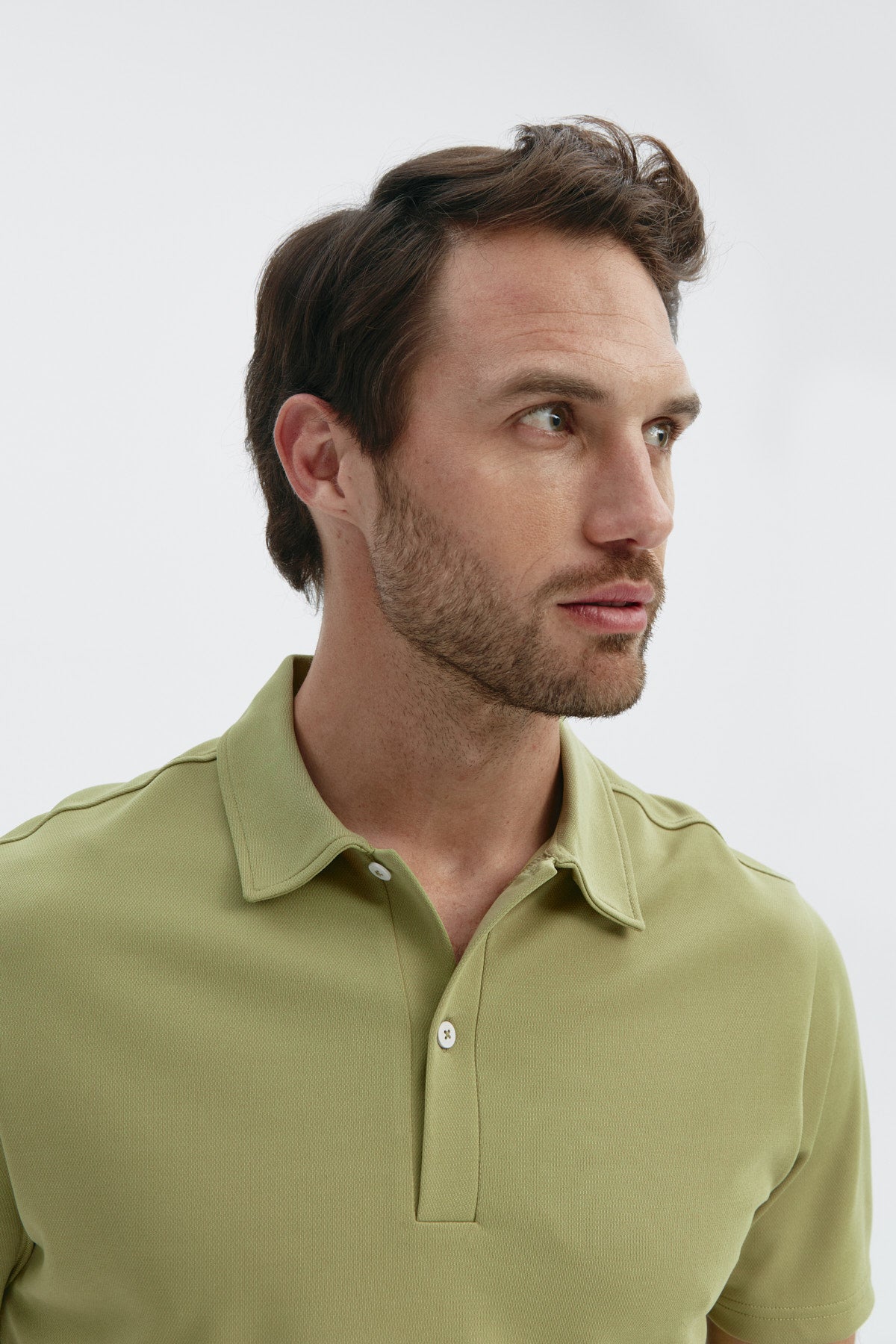 Polo manga corta para hombre en verde manzana de Sepiia, estilo y comodidad para cualquier ocasión. Foto retrato