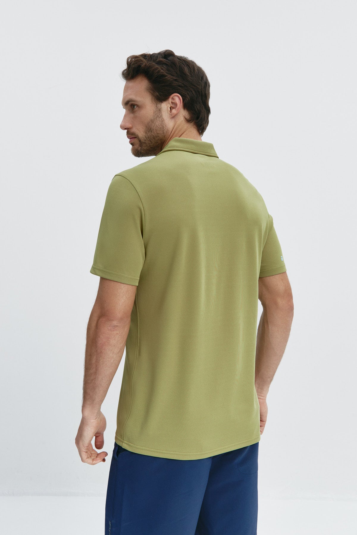 Polo manga corta para hombre en verde manzana de Sepiia, estilo y comodidad para cualquier ocasión. Foto espalda