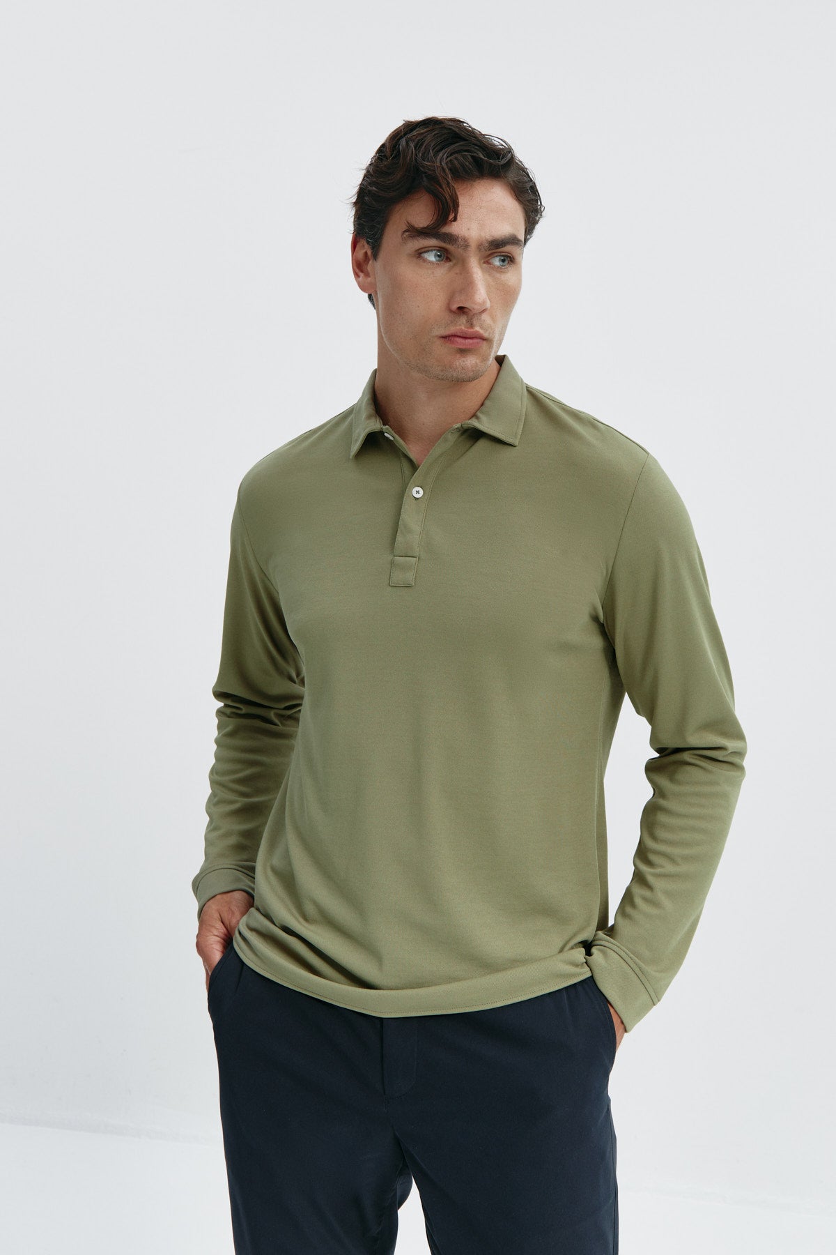Polo de manga larga para hombre en color verde malaquita, sin arrugas, antimanchas, ligero y flexible para mayor comodidad. Foto frente
