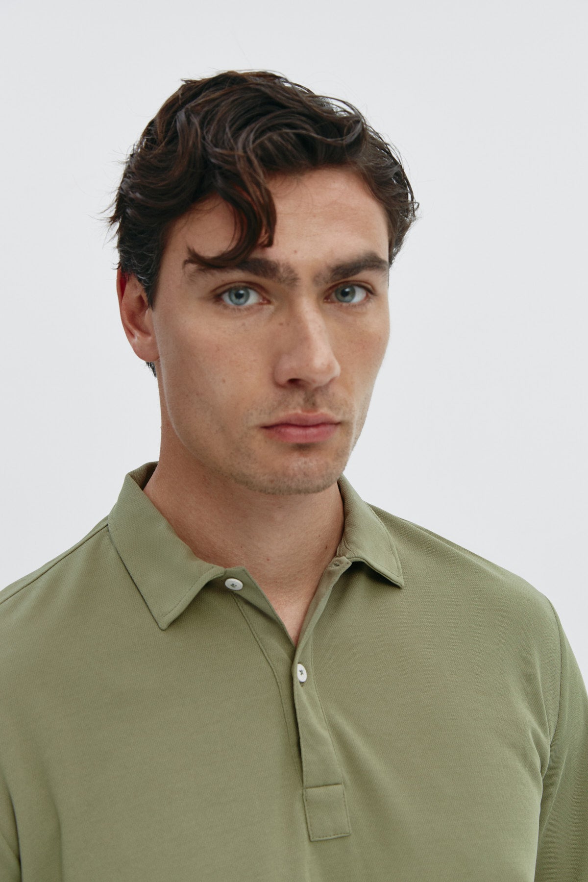 Polo de manga larga para hombre en color verde malaquita, sin arrugas, antimanchas, ligero y flexible para mayor comodidad. Foto retrato