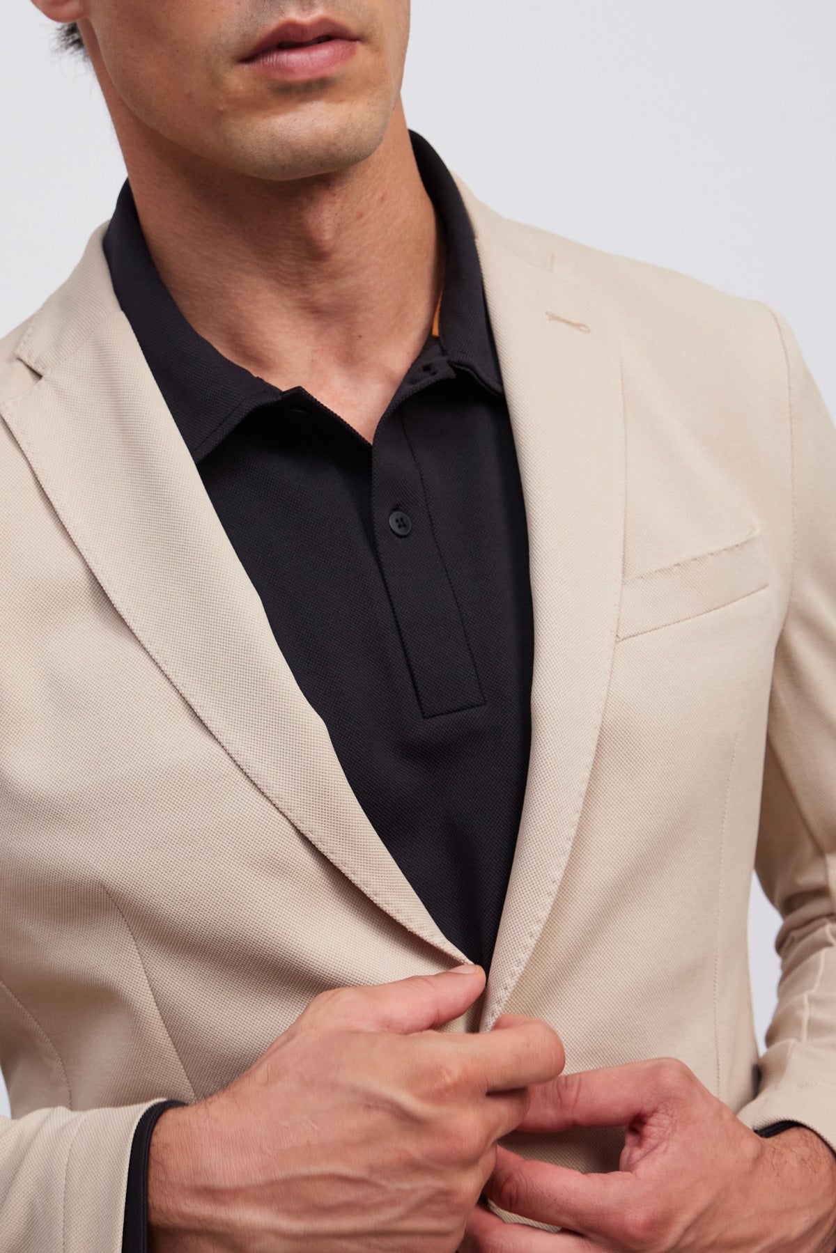 americana hombre beige antimanchas y antiarrugas 