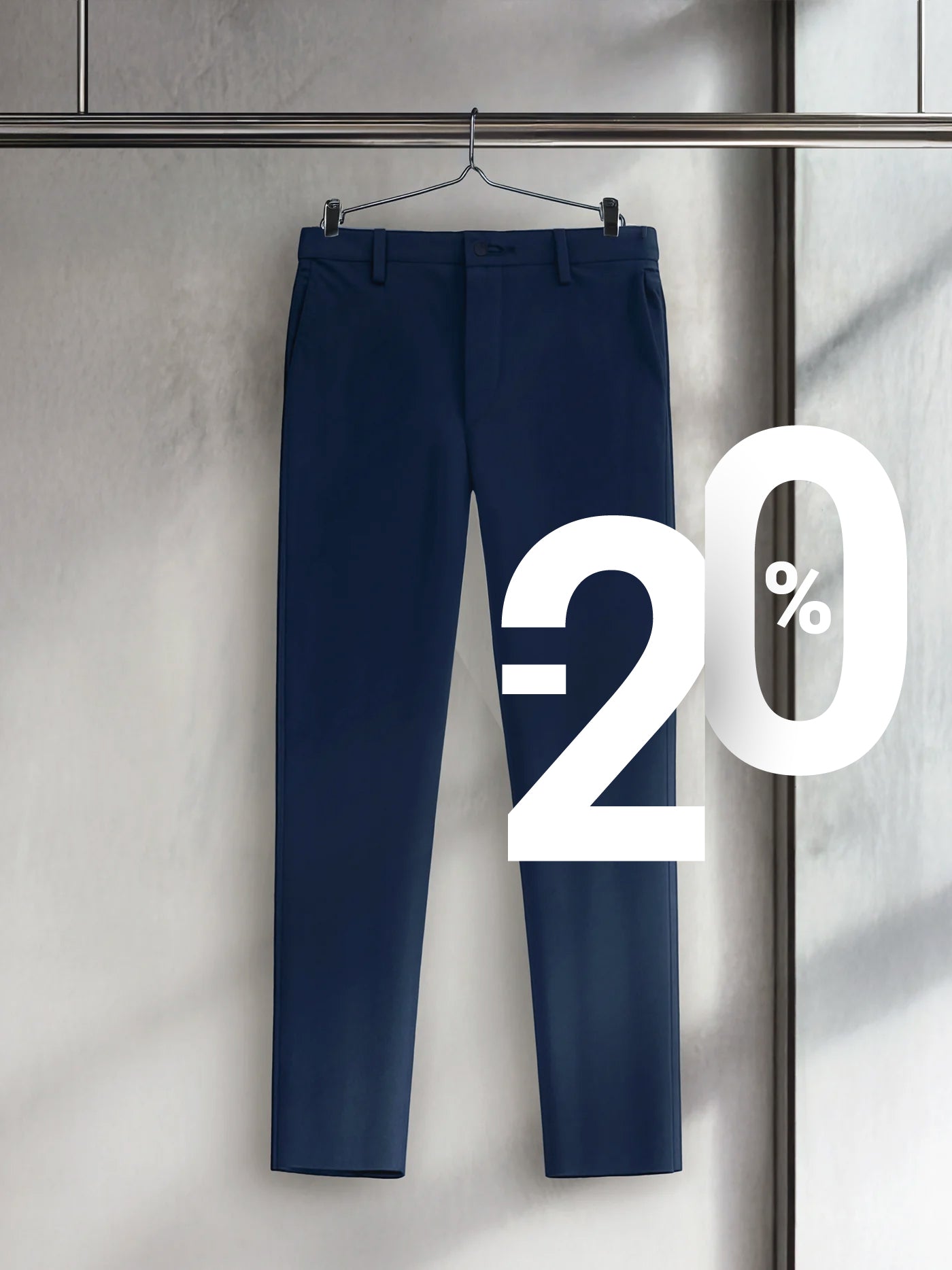 Pantalon de hombre azul marino slim con tecnología antimanchas y antiarrugas. Foto de frente.