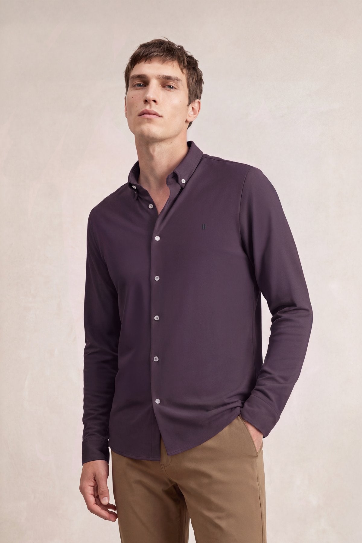 Camisa casual hombre ciruela regular