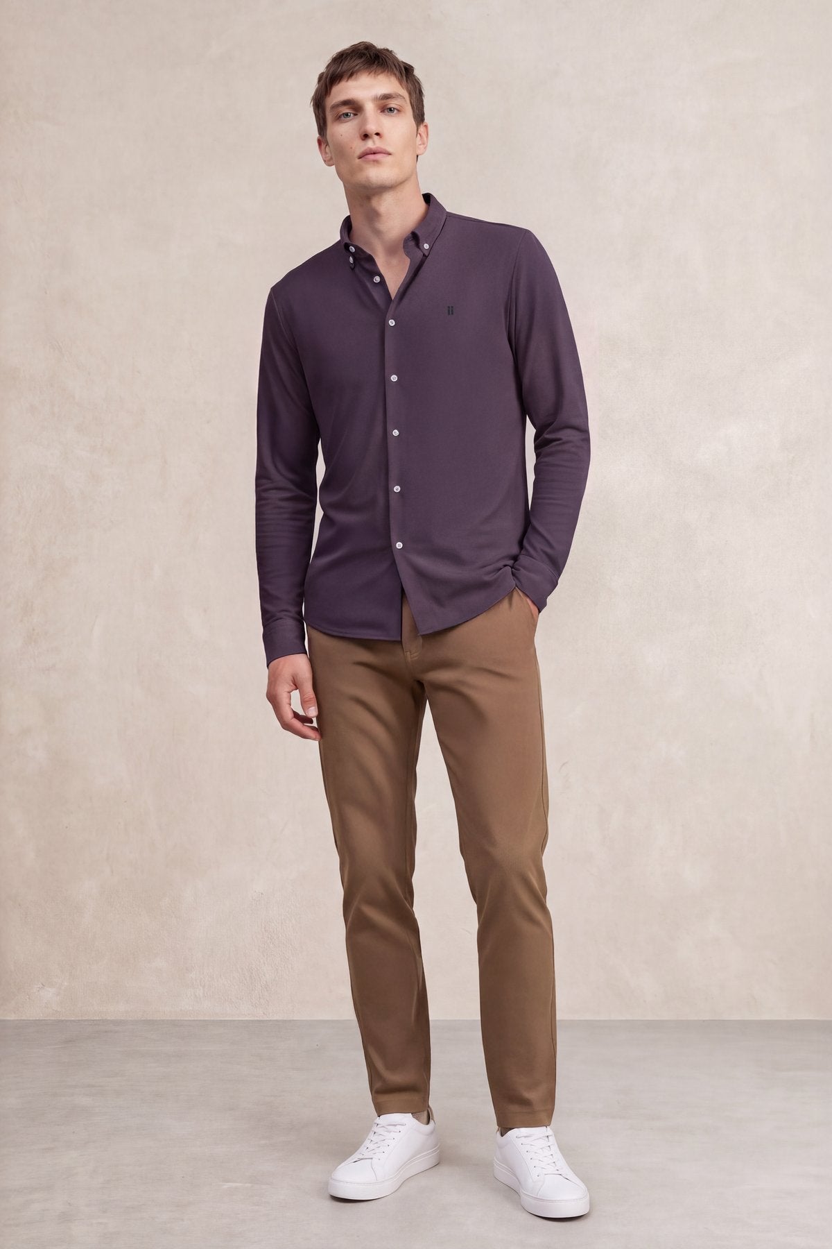 Camisa casual hombre ciruela regular