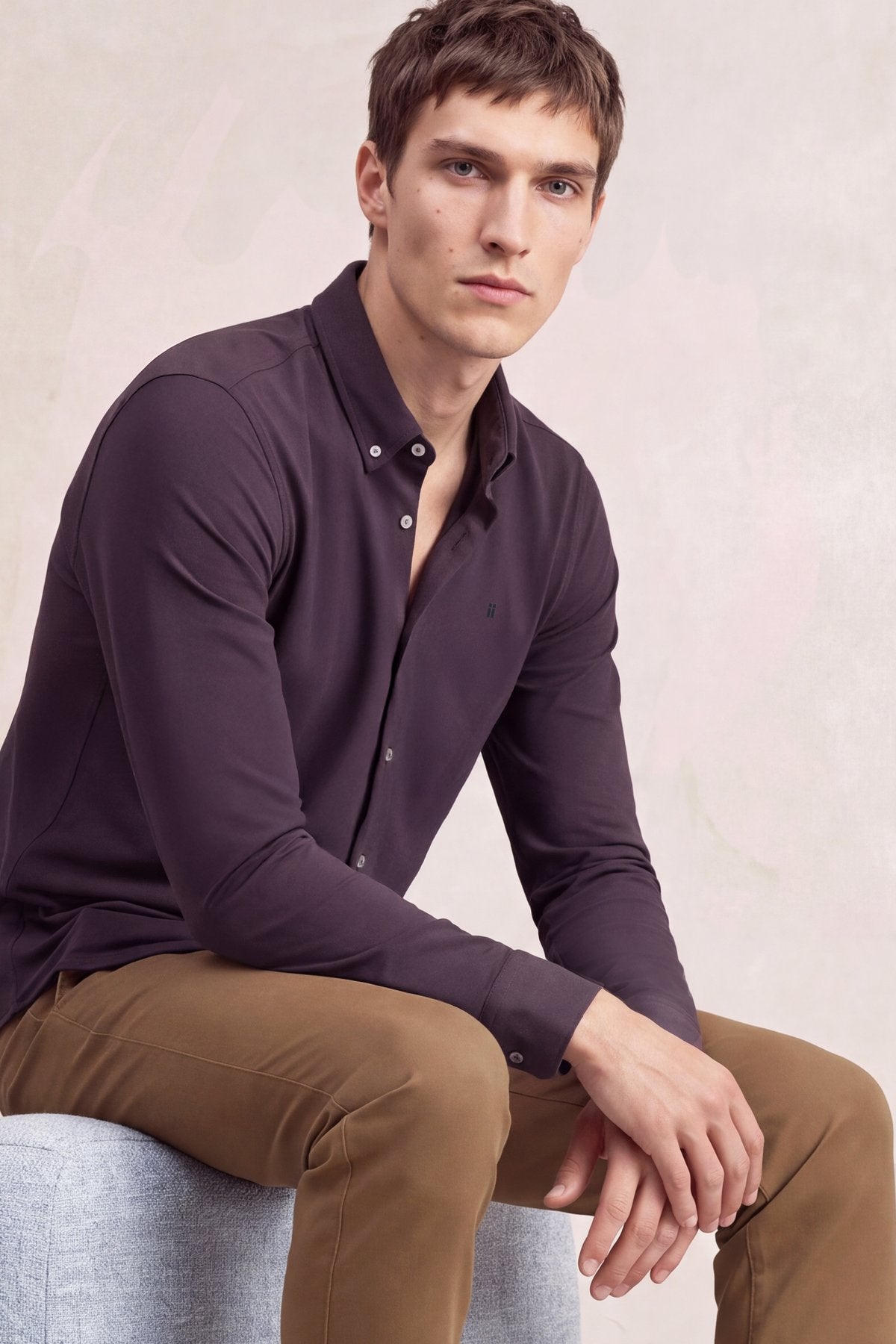 Camisa casual hombre ciruela regular