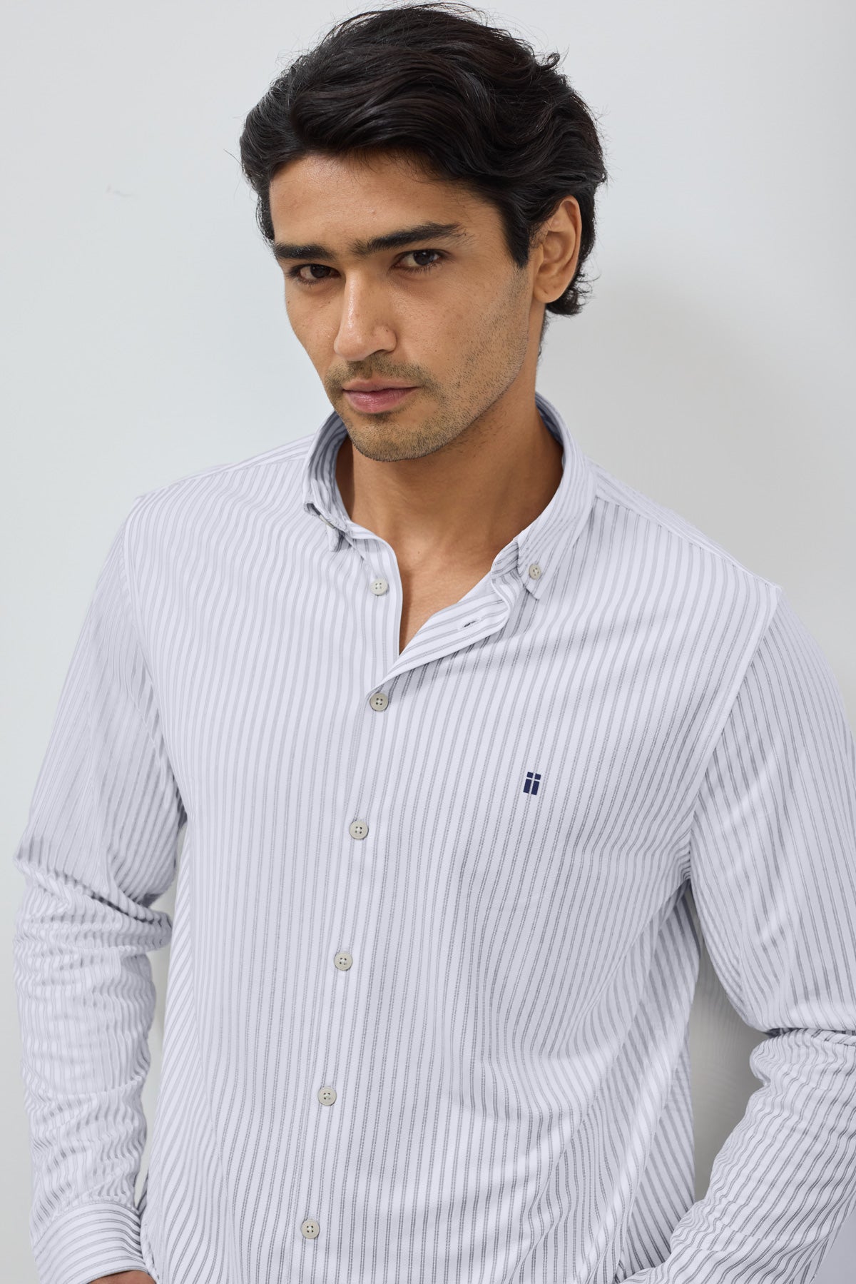 Camisa casual hombre estampado con rayas gris regular