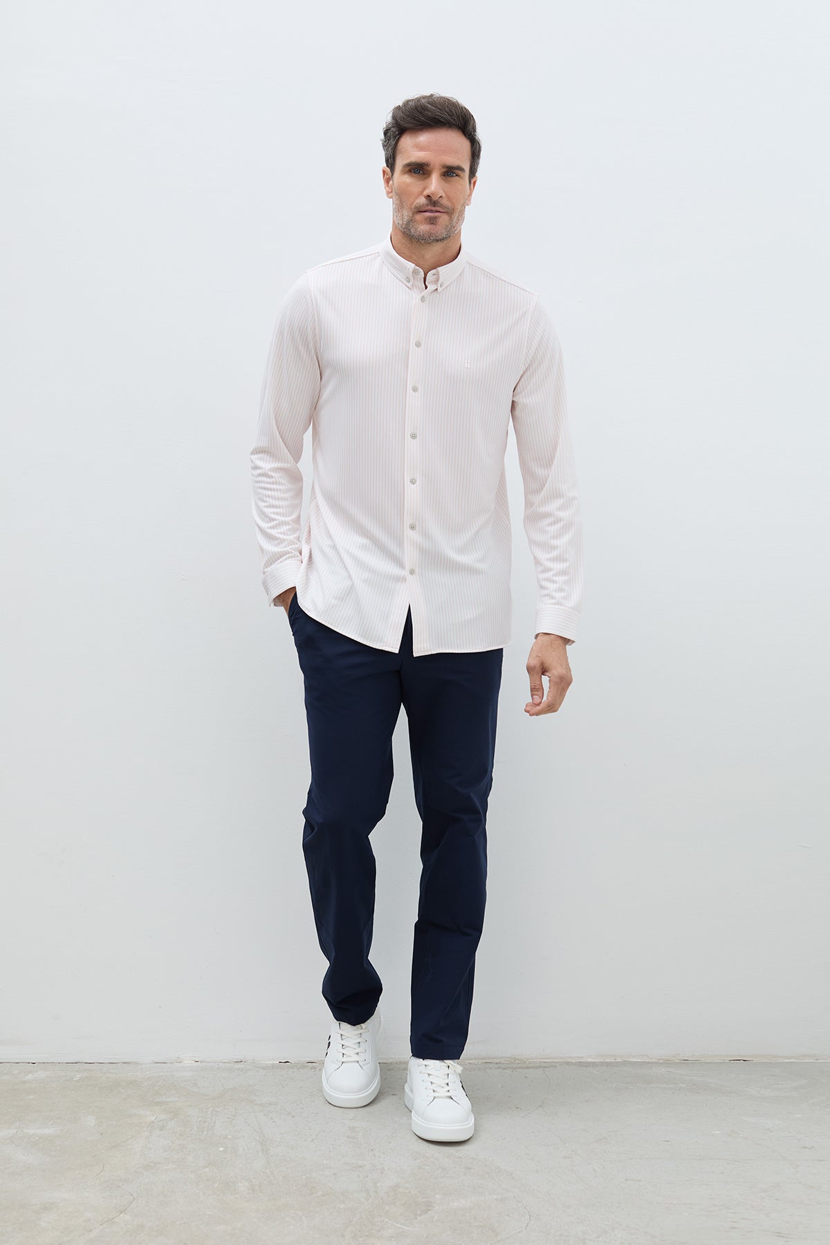 Camisa rayas naranjas hombre regular. Foto look completo.