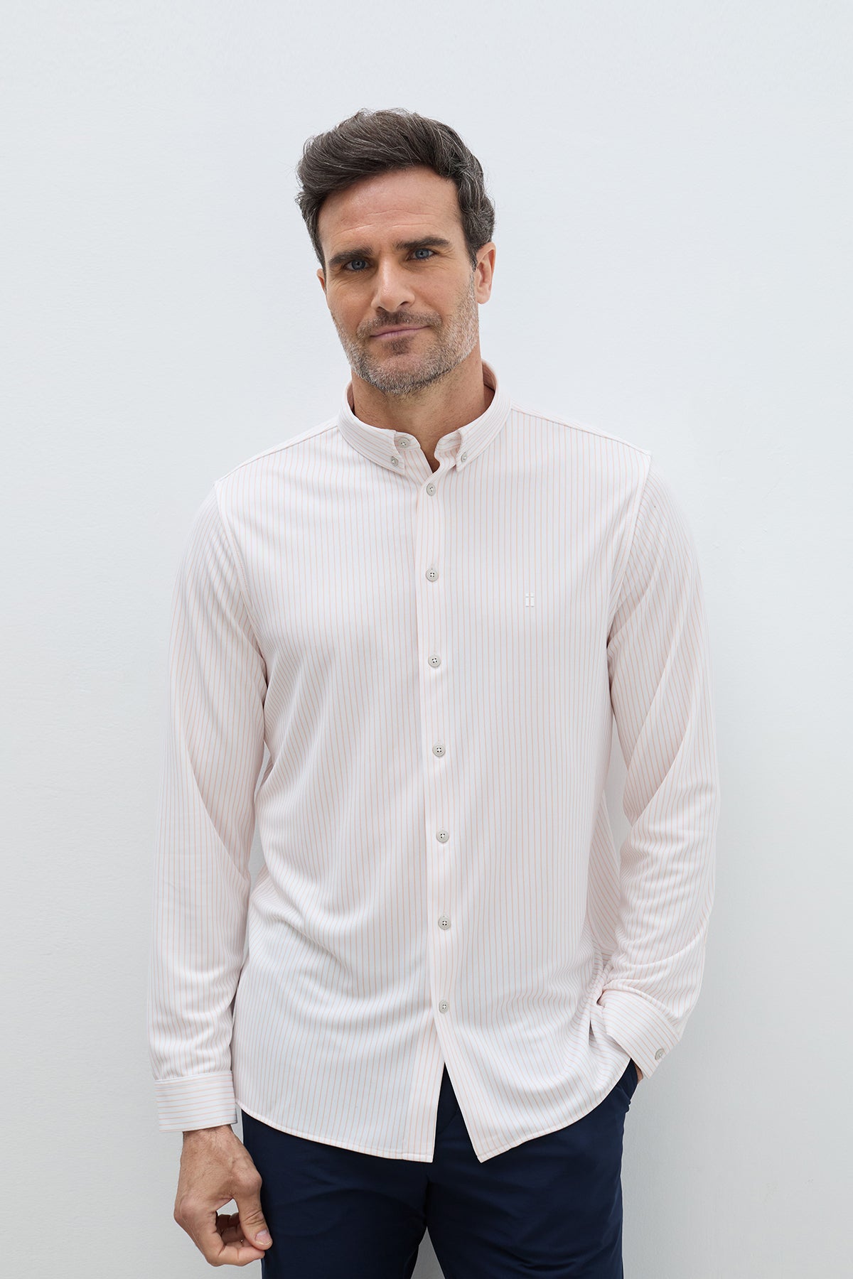 Camisa rayas naranjas hombre regular. Foto de frente.