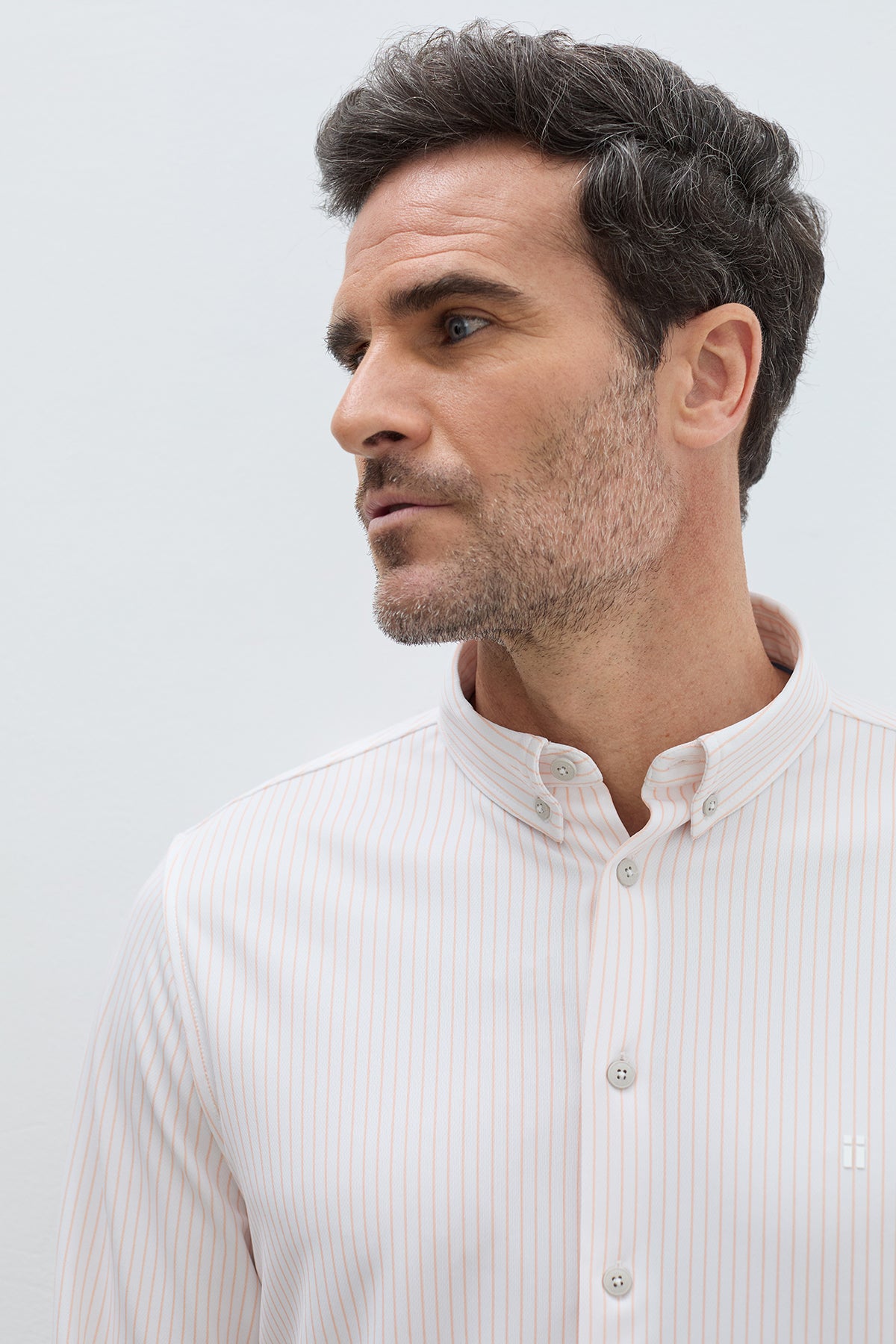 Camisa rayas naranjas hombre regular. Foto detalles.