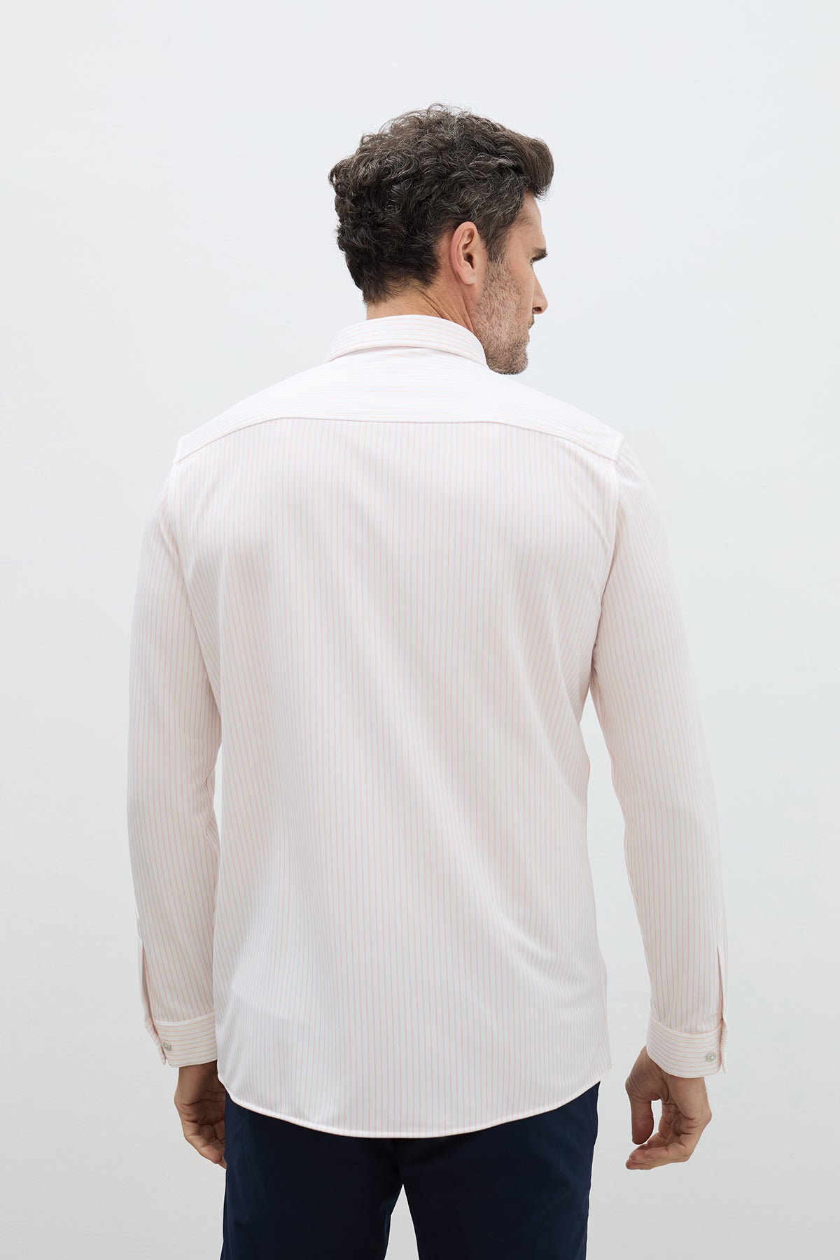 Camisa rayas naranjas hombre regular. Foto de espaldas.