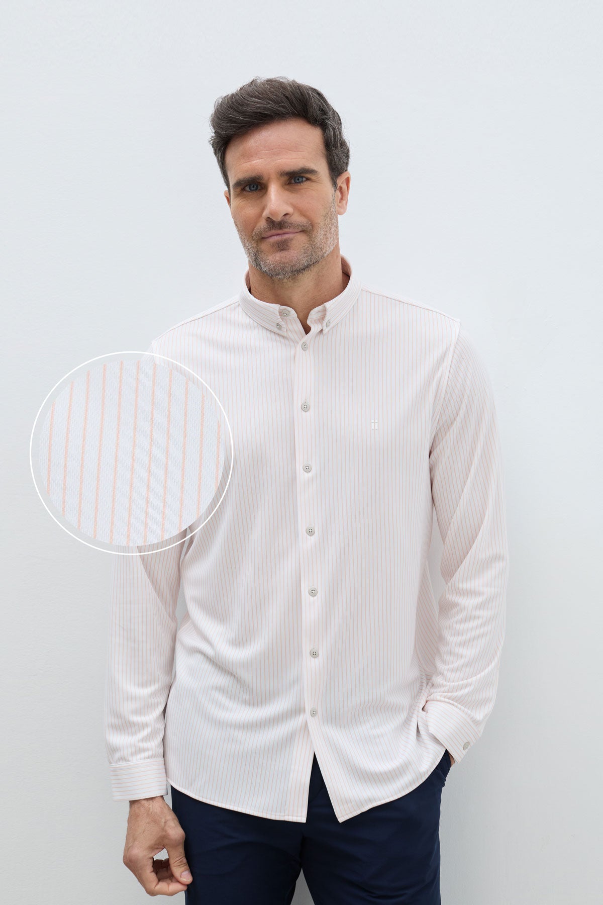 Camisa rayas naranjas hombre regular. Foto de frente con zoom.