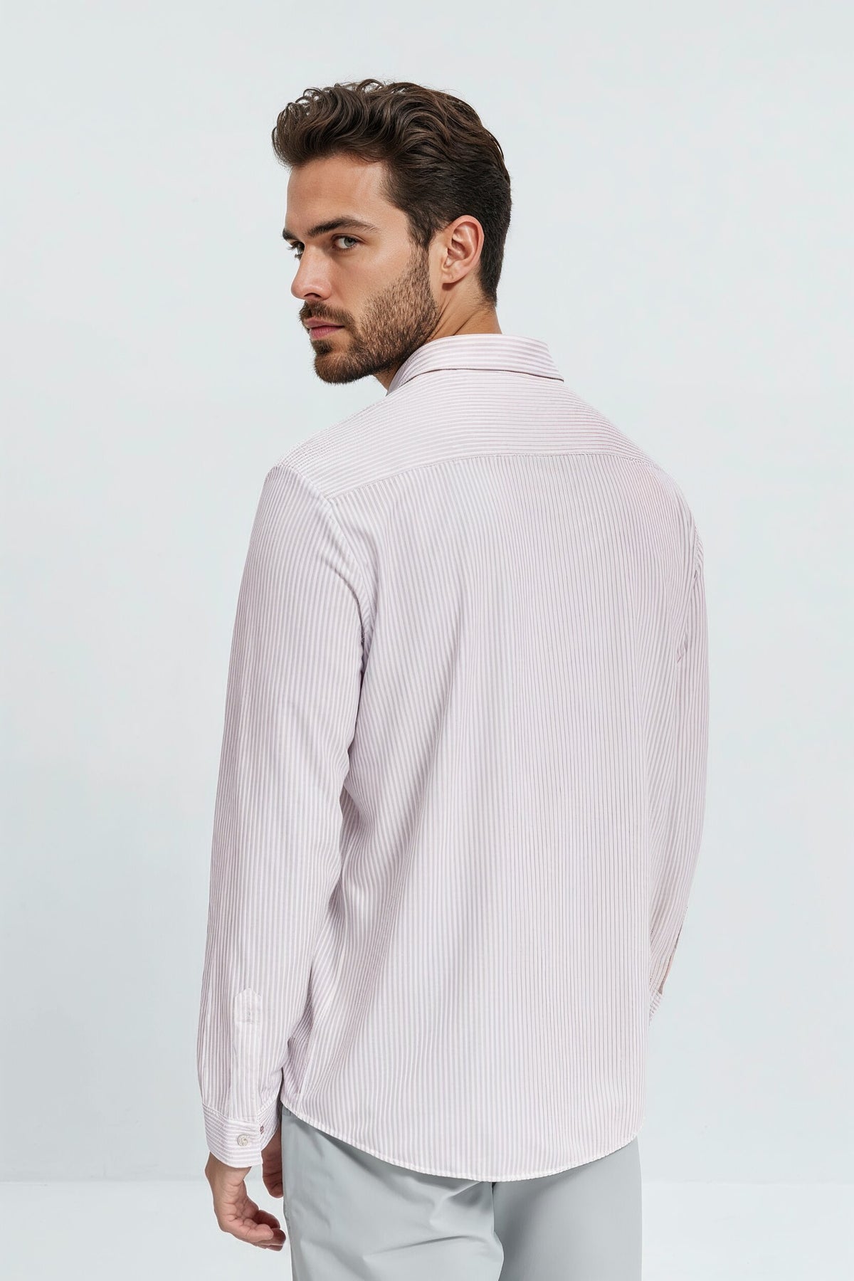 Camisa casual para homem com estampado listrado rosa, corte regular