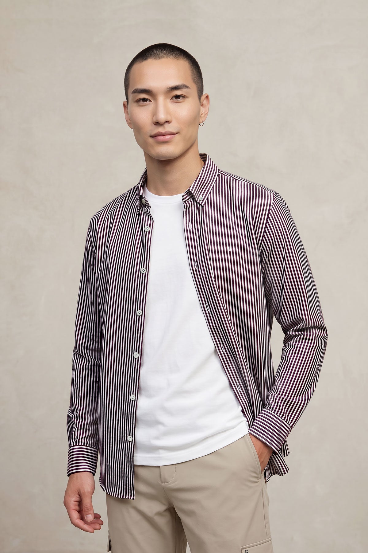 Camisa casual para homem com riscas regulares em ameixa