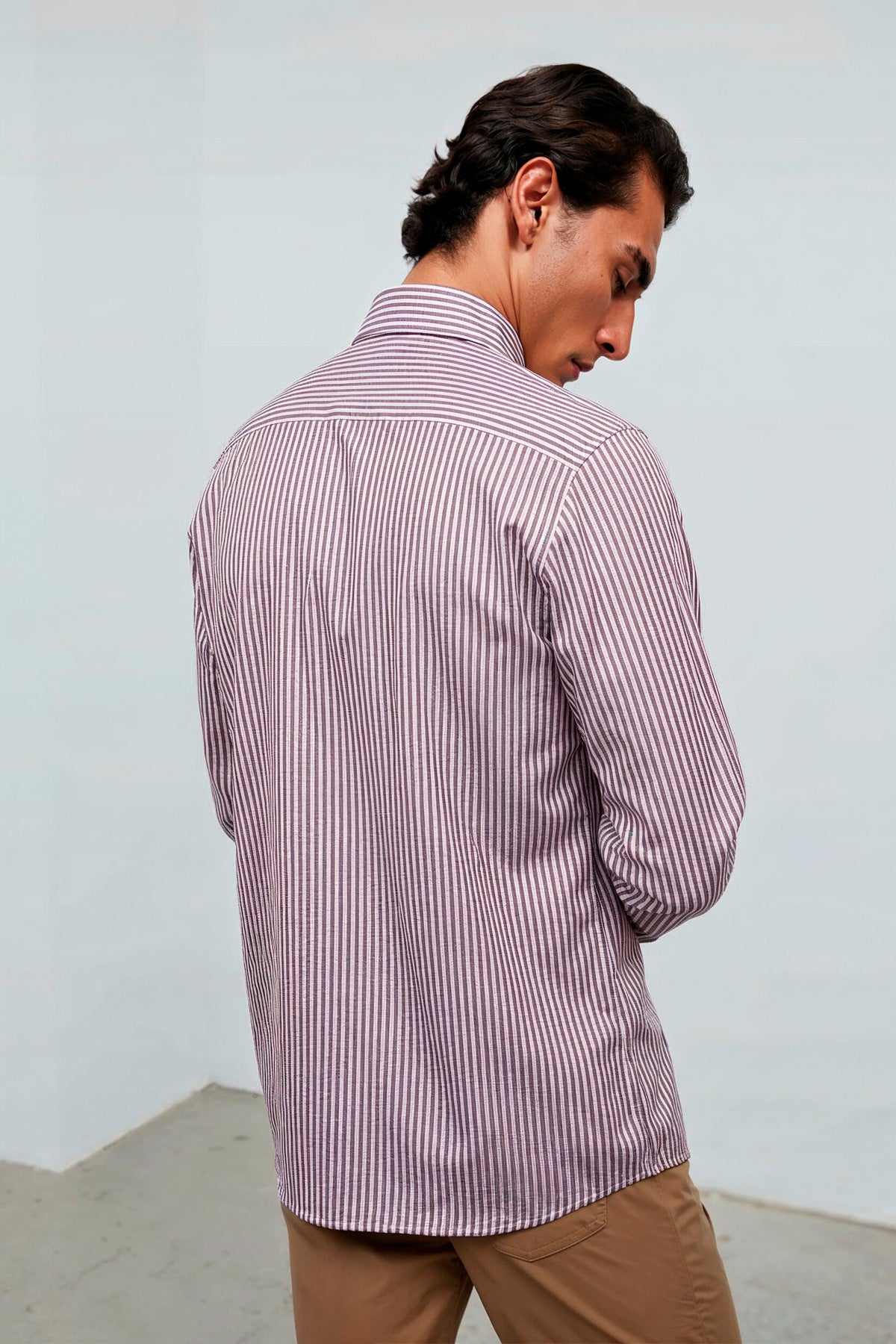 camisa casual rayas ciruela regular espalda 