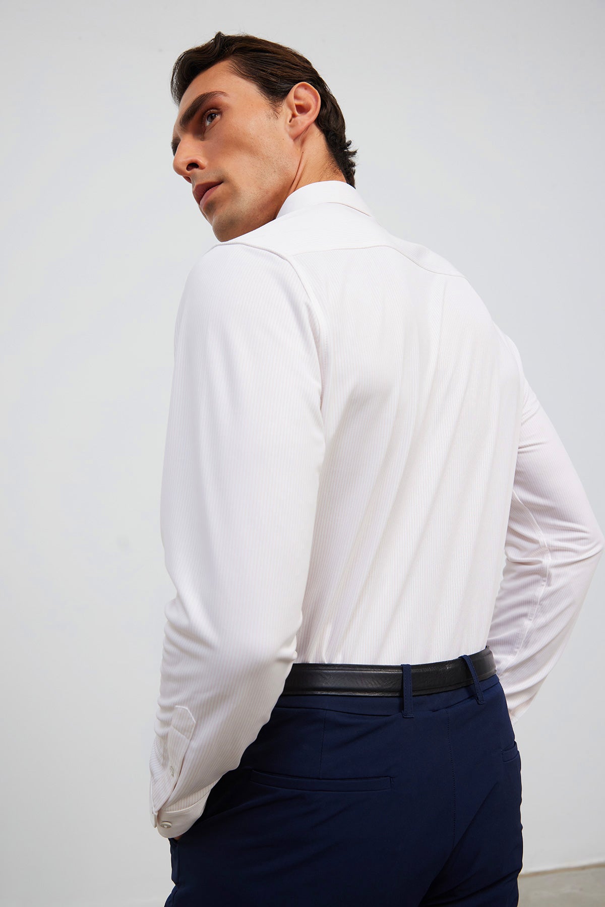 camisa de vestir cuello cutaway estampado raya rosa regular foto espalda