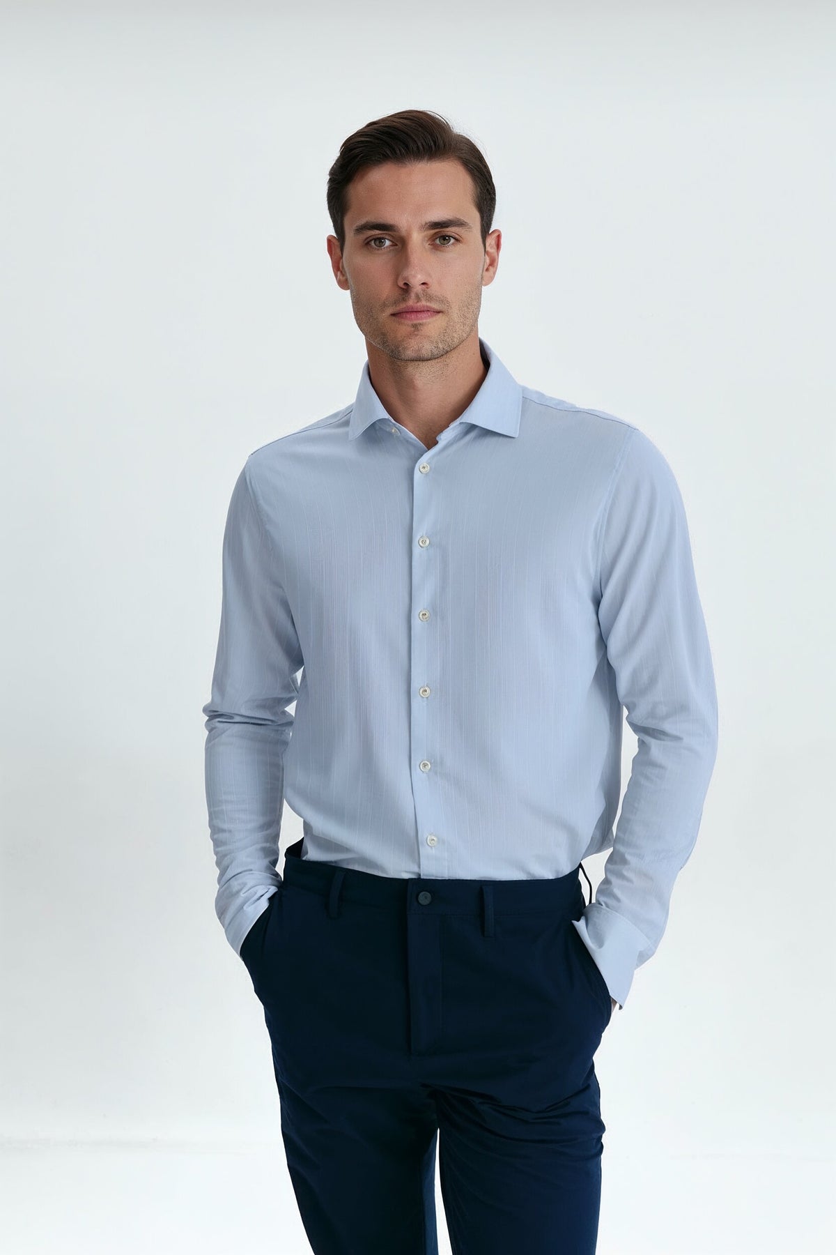 Camisa social masculina azul claro com listras brancas, corte regular