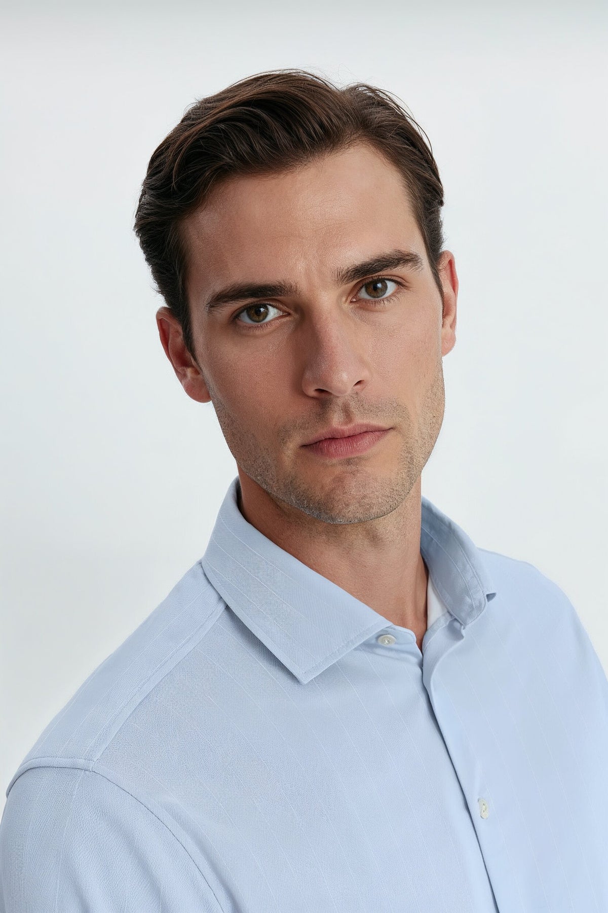 Camisa social masculina azul claro com listras brancas, corte regular