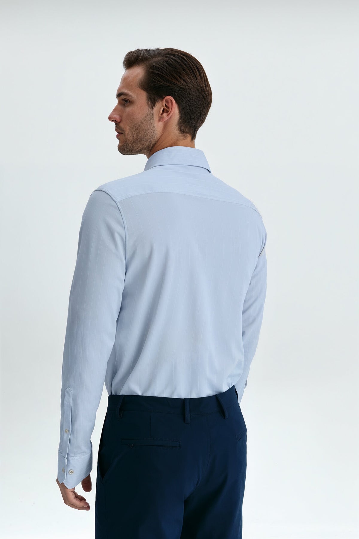 Camisa social masculina azul claro com listras brancas, corte regular