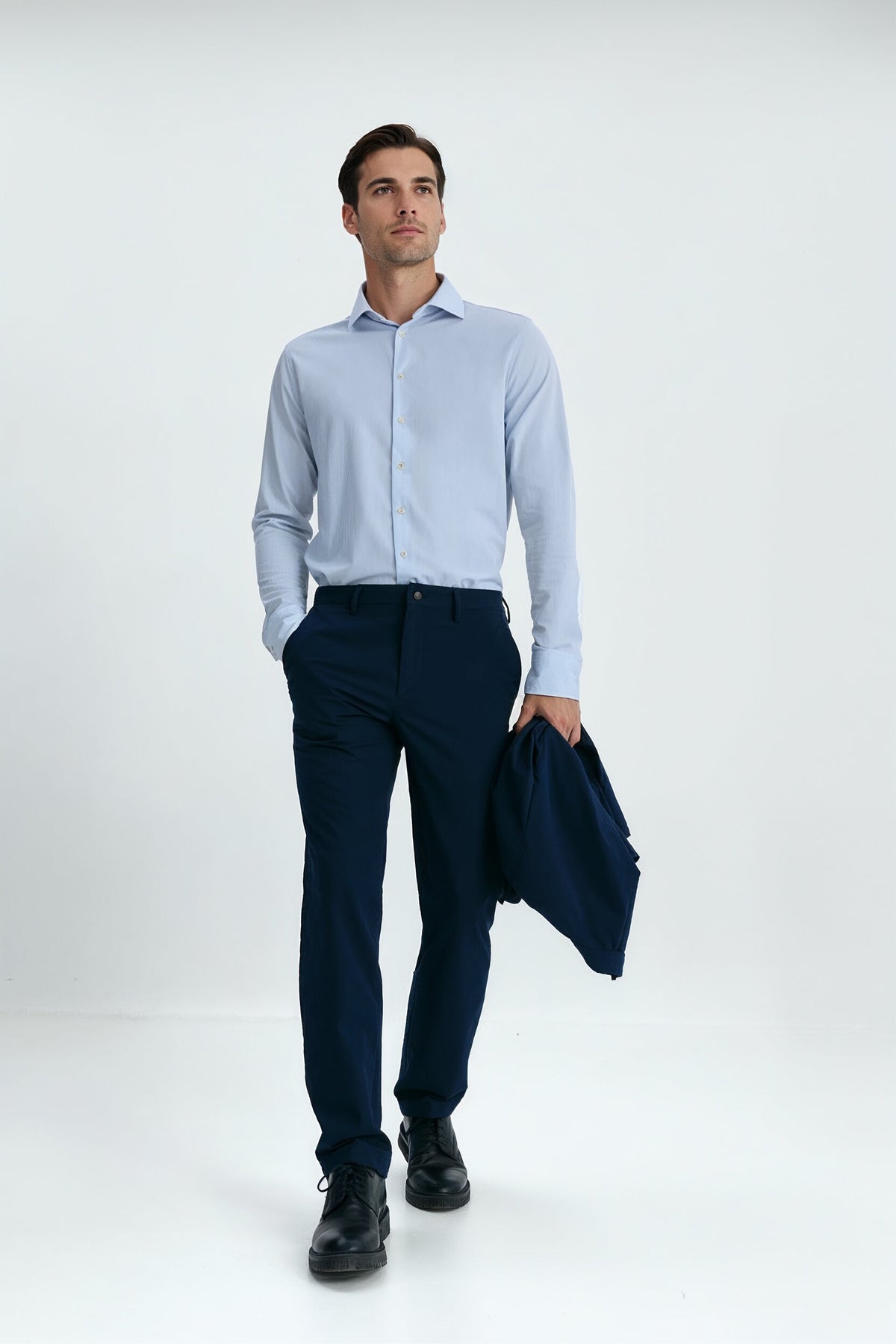 Camisa social masculina azul claro com listras brancas, corte regular