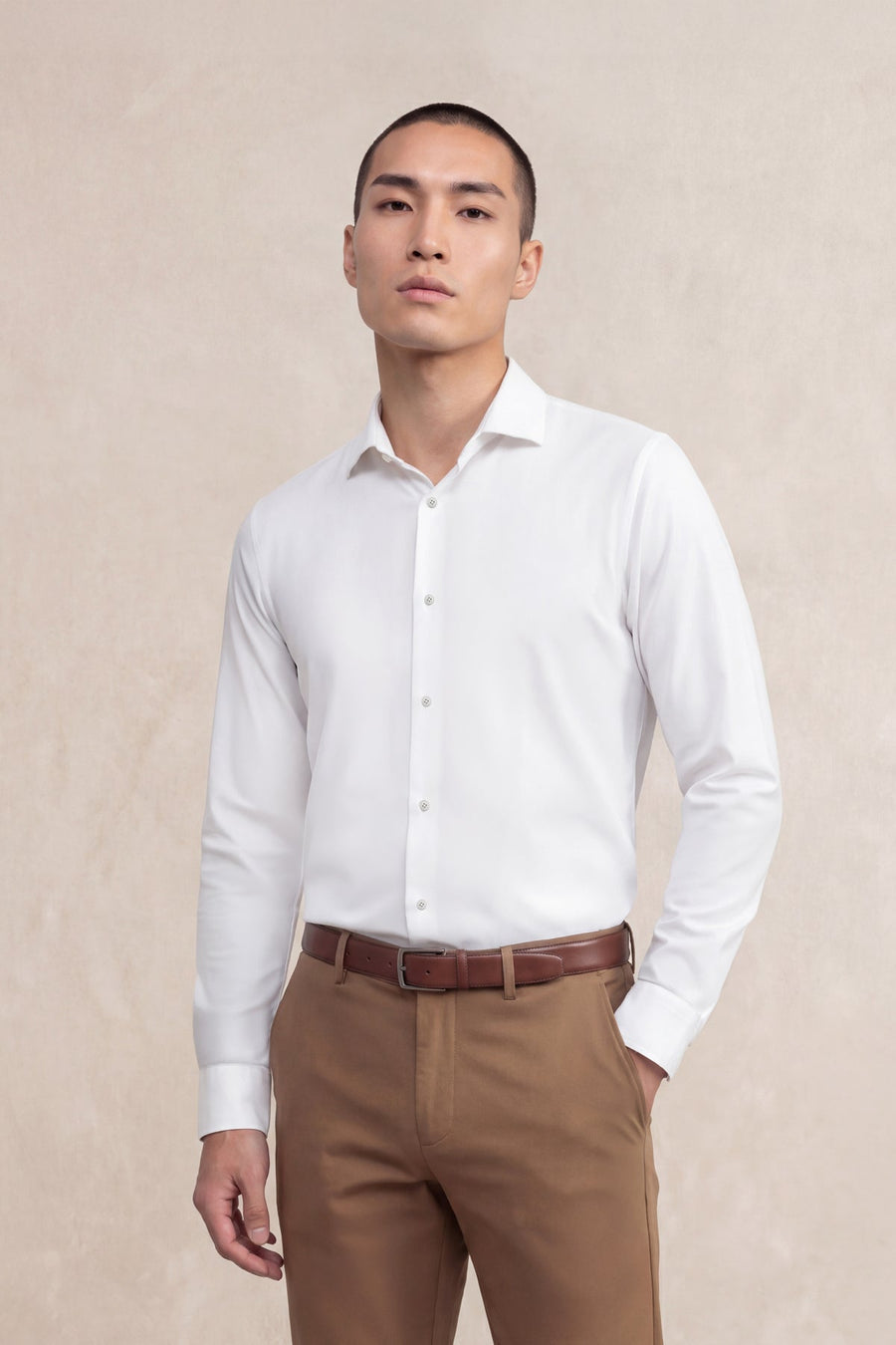 Camisa social masculina branca e justa