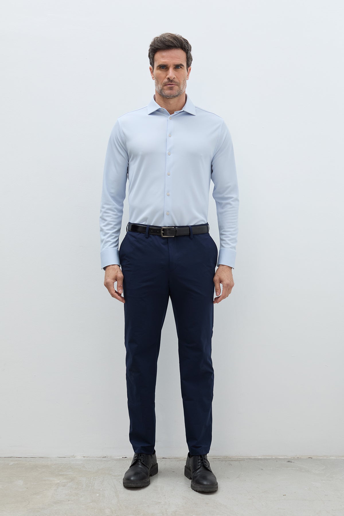 Camisa celeste slim hombre. Foto look completo.