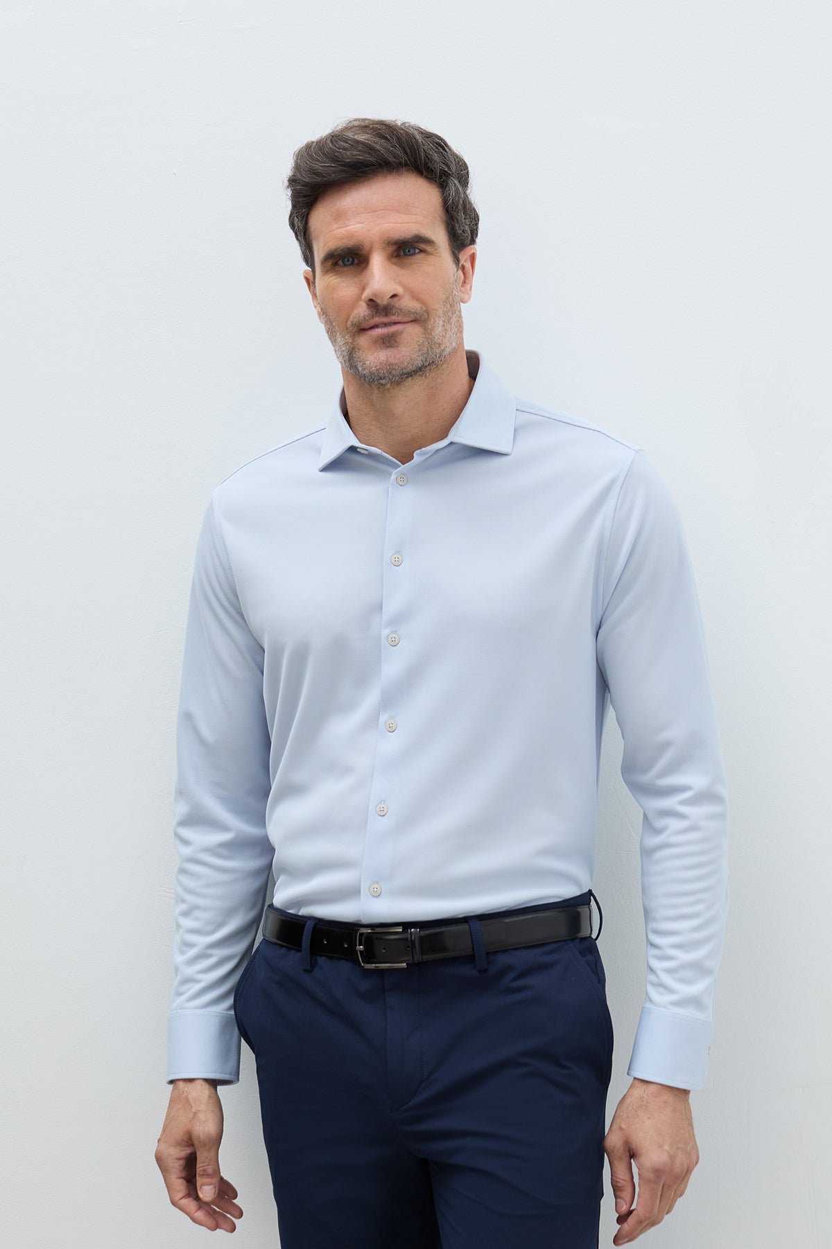 Camisa celeste slim hombre. Foto de frente.