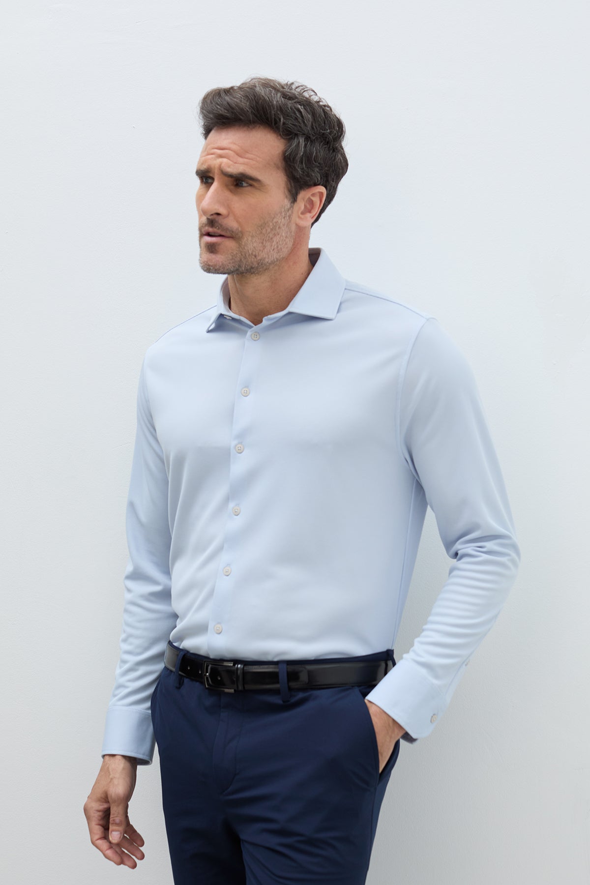Camisa celeste slim hombre. Foto detalles.