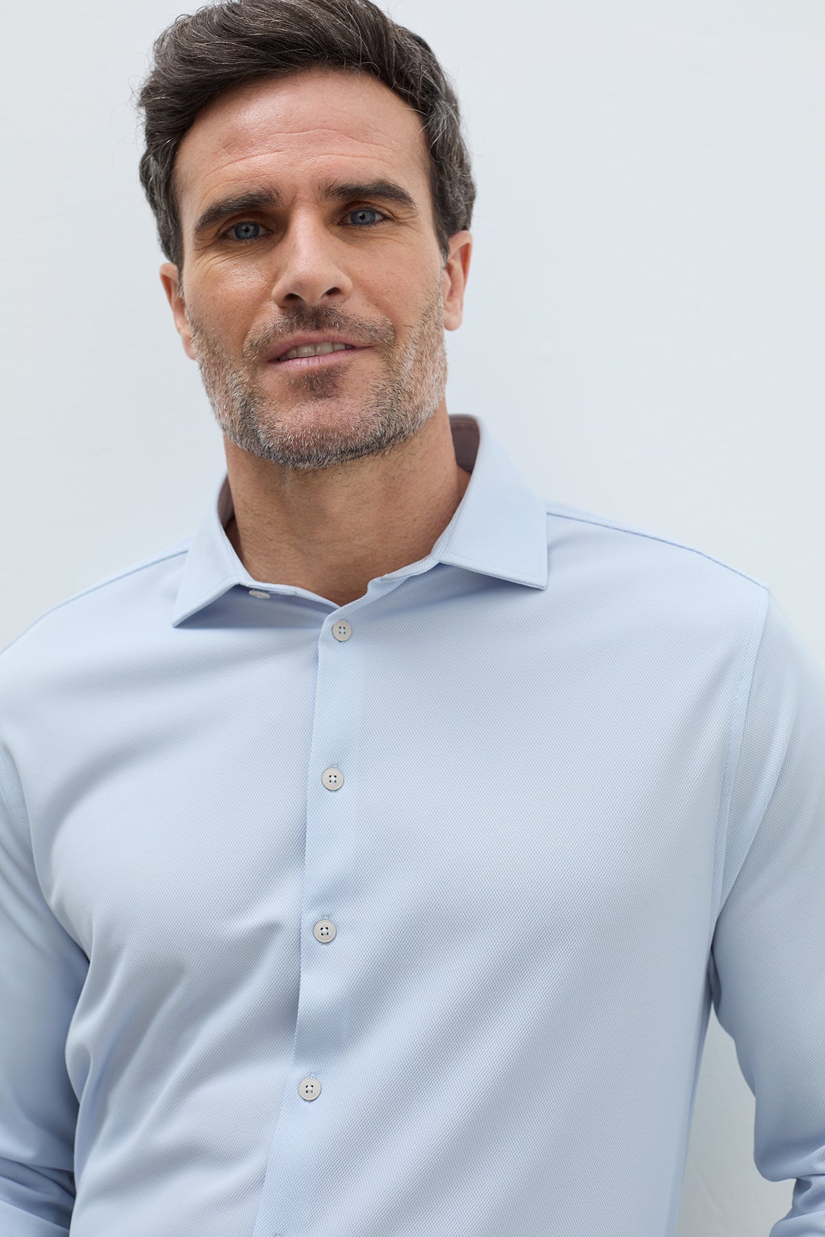 Camisa celeste slim hombre. Foto retrato.