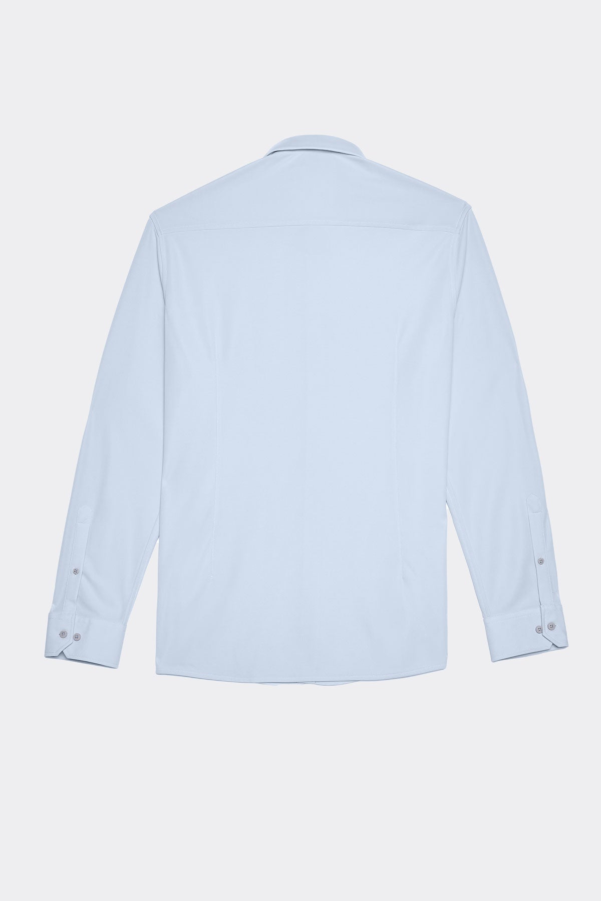 Camisa celeste slim hombre. Foto prenda en plano detrás.
